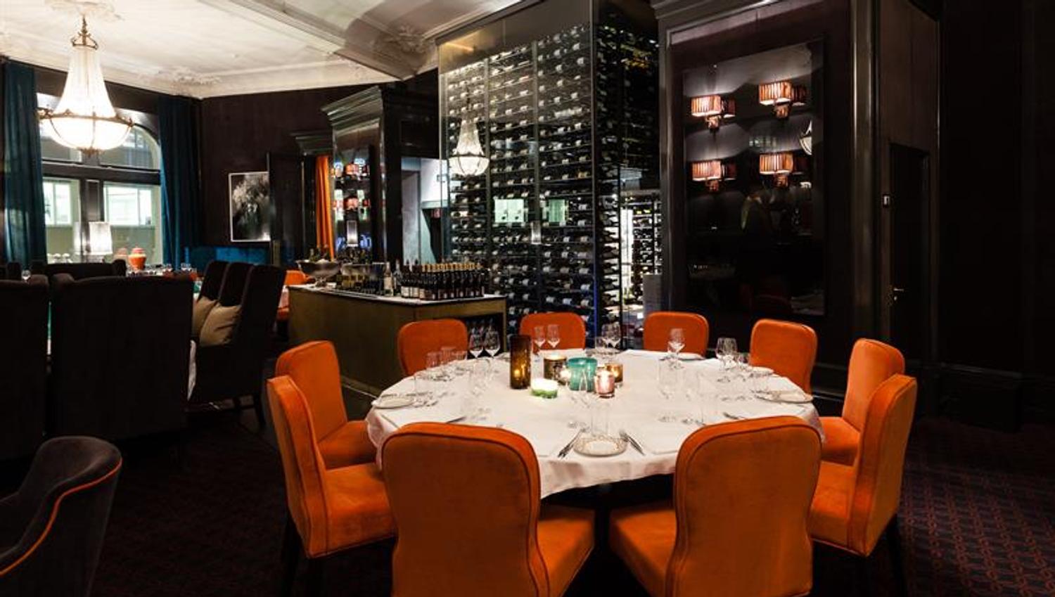 interiør på restauranten med vinskap i bakgrunnen