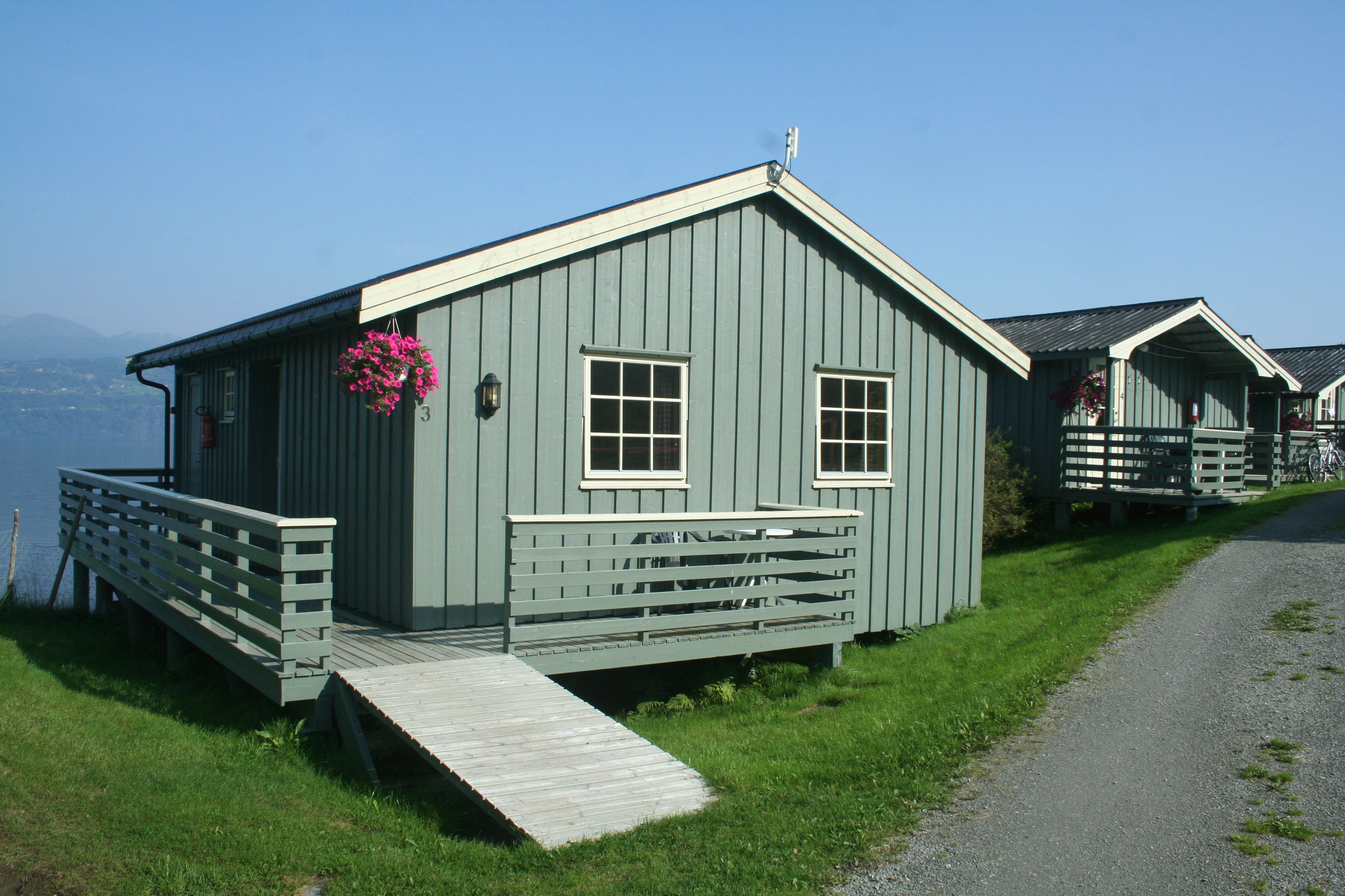 Stor familiehytte med terrasse og utsikt mot fjorden på Oddland Camping i Hardanger.