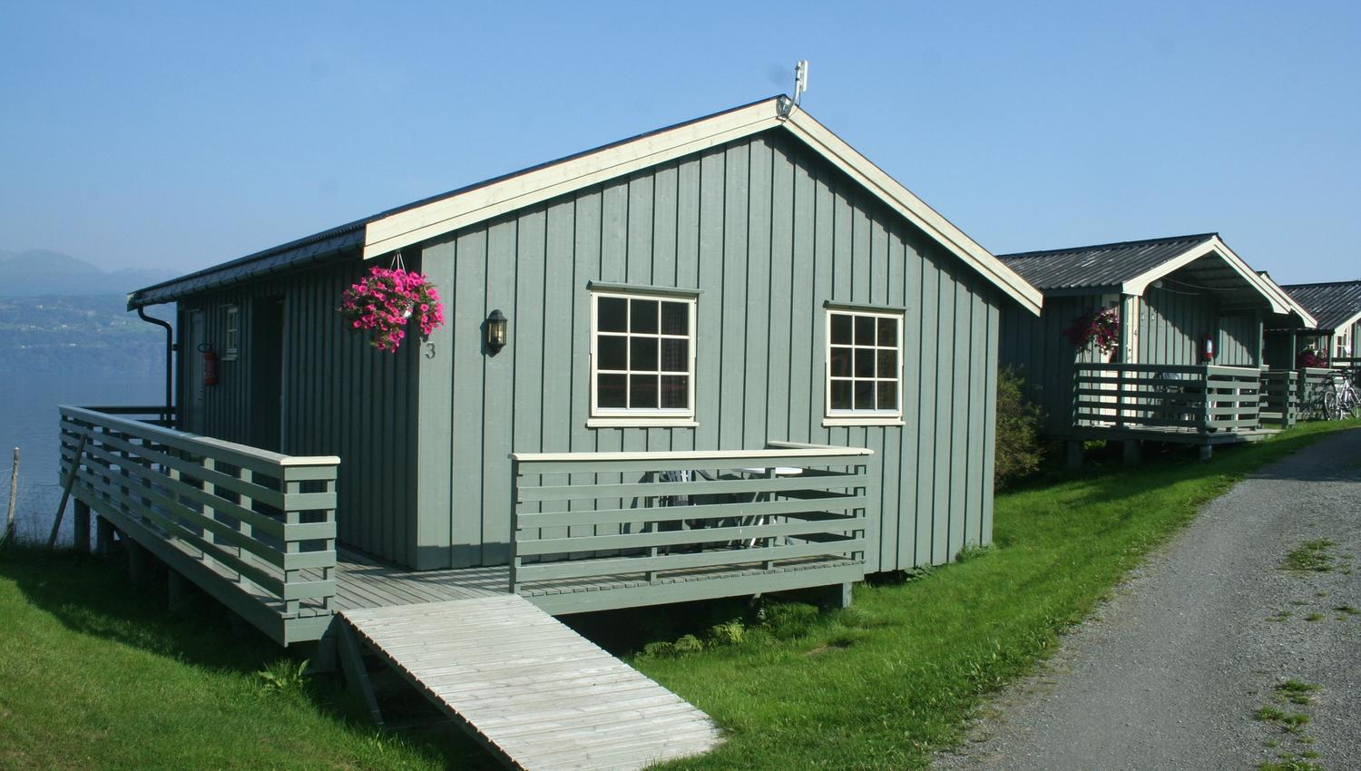Stor familiehytte med terrasse og utsikt mot fjorden på Oddland Camping i Hardanger.