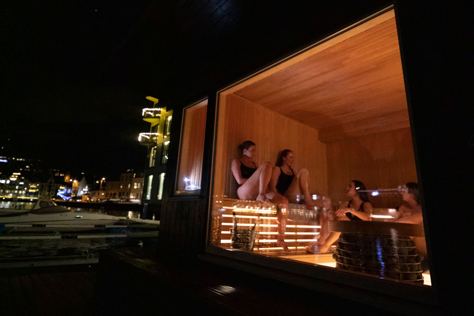 Slapp av med gode venner i badstu i Brosundet i Ålesund.