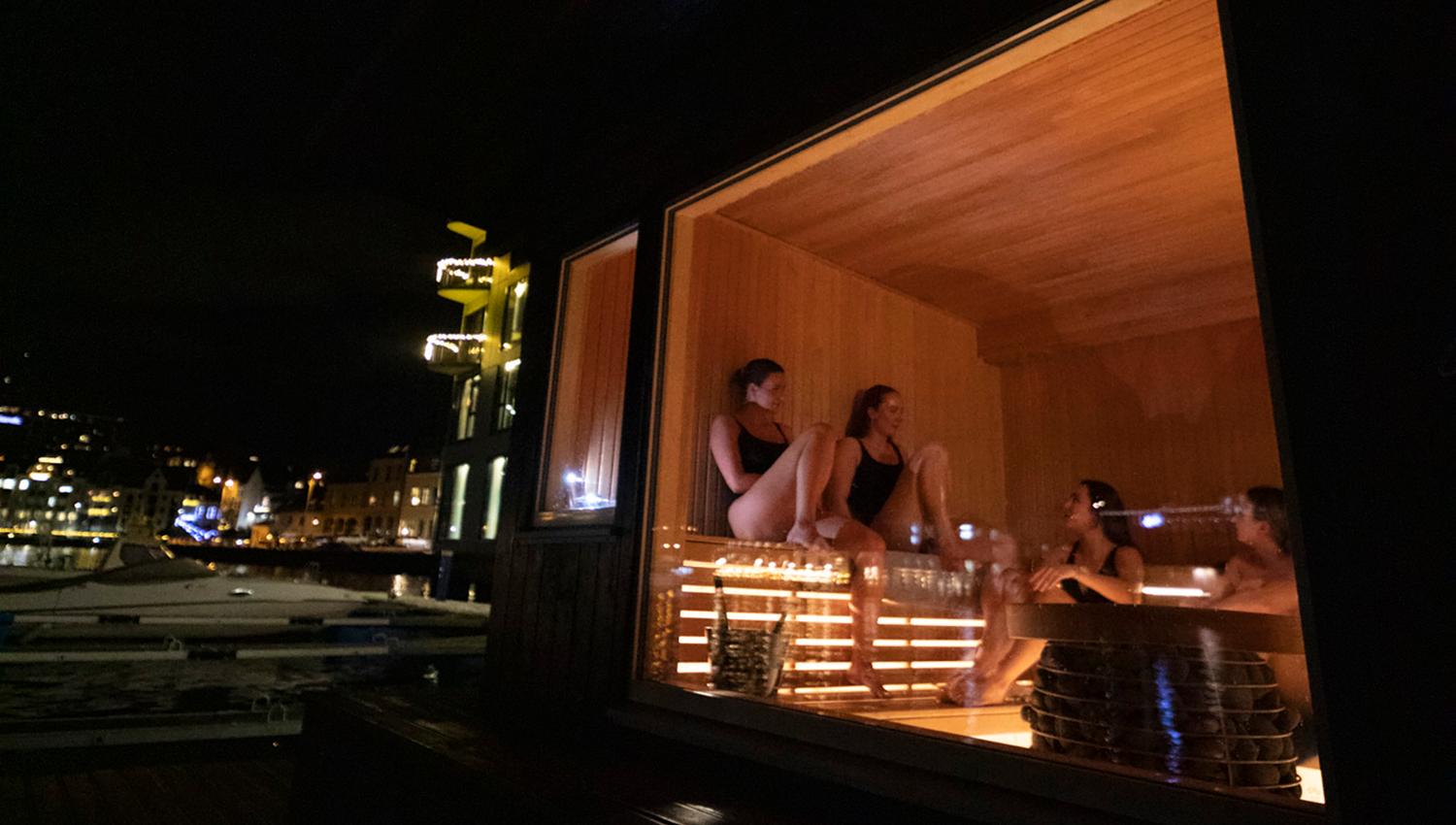 Slapp av med gode venner i badstu i Brosundet i Ålesund.