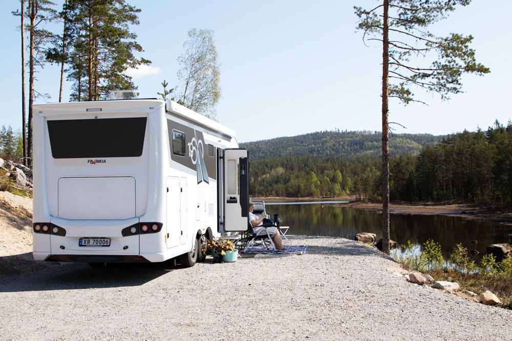 bobil på Villmarkseventyret camping med utsikt mot vannet