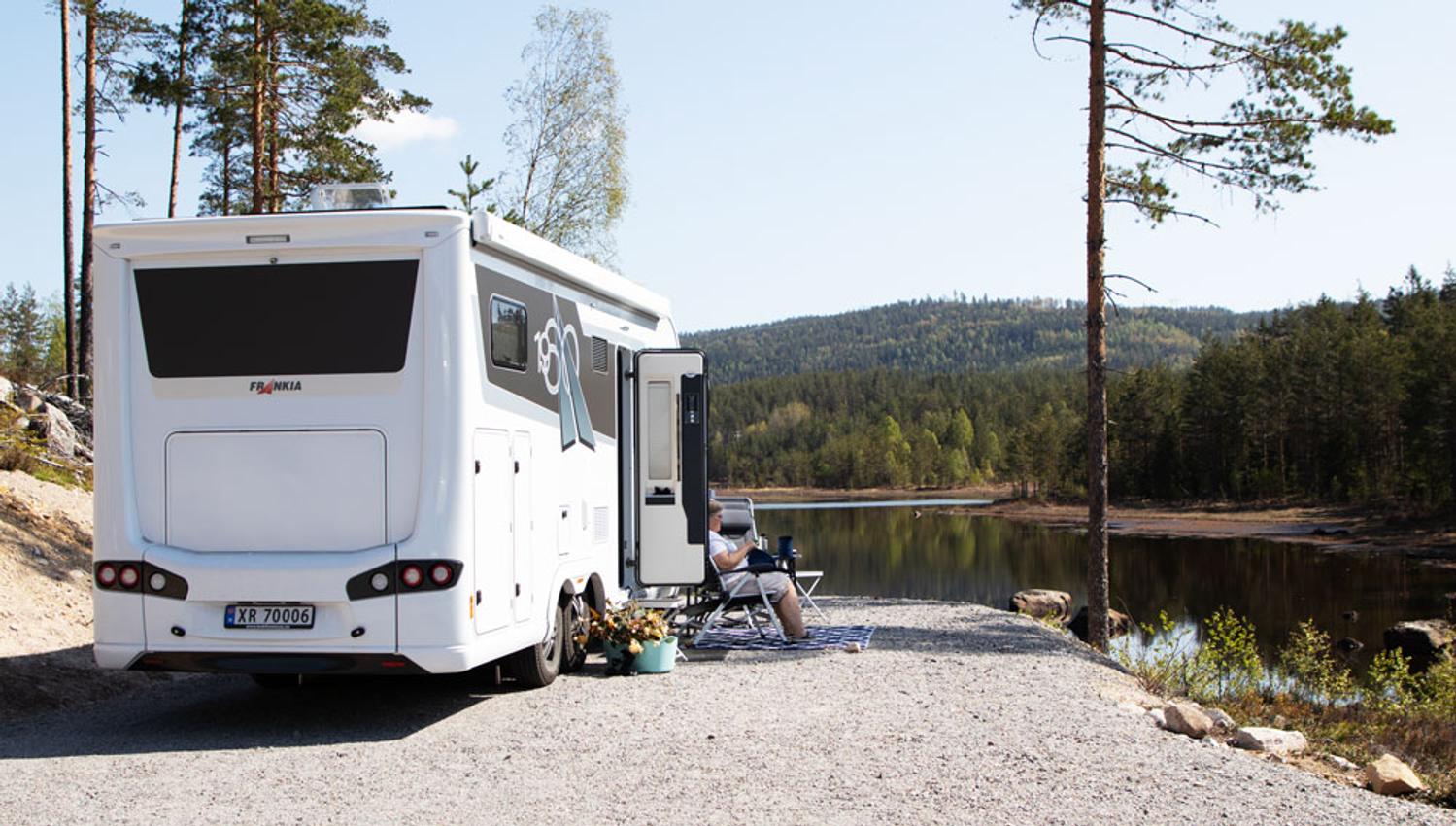 bobil på Villmarkseventyret camping med utsikt mot vannet