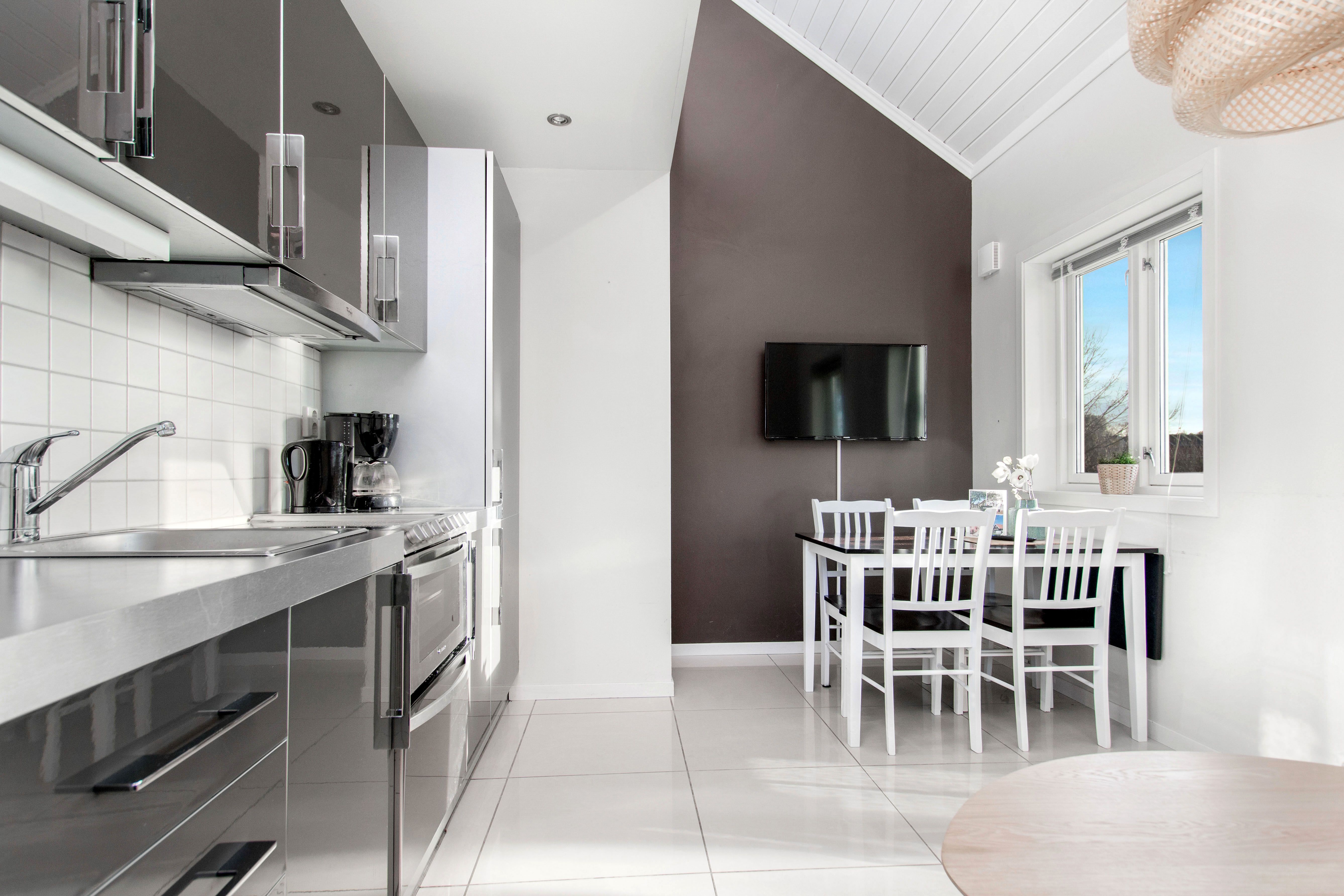 Stue med kjøkken og spisegruppe