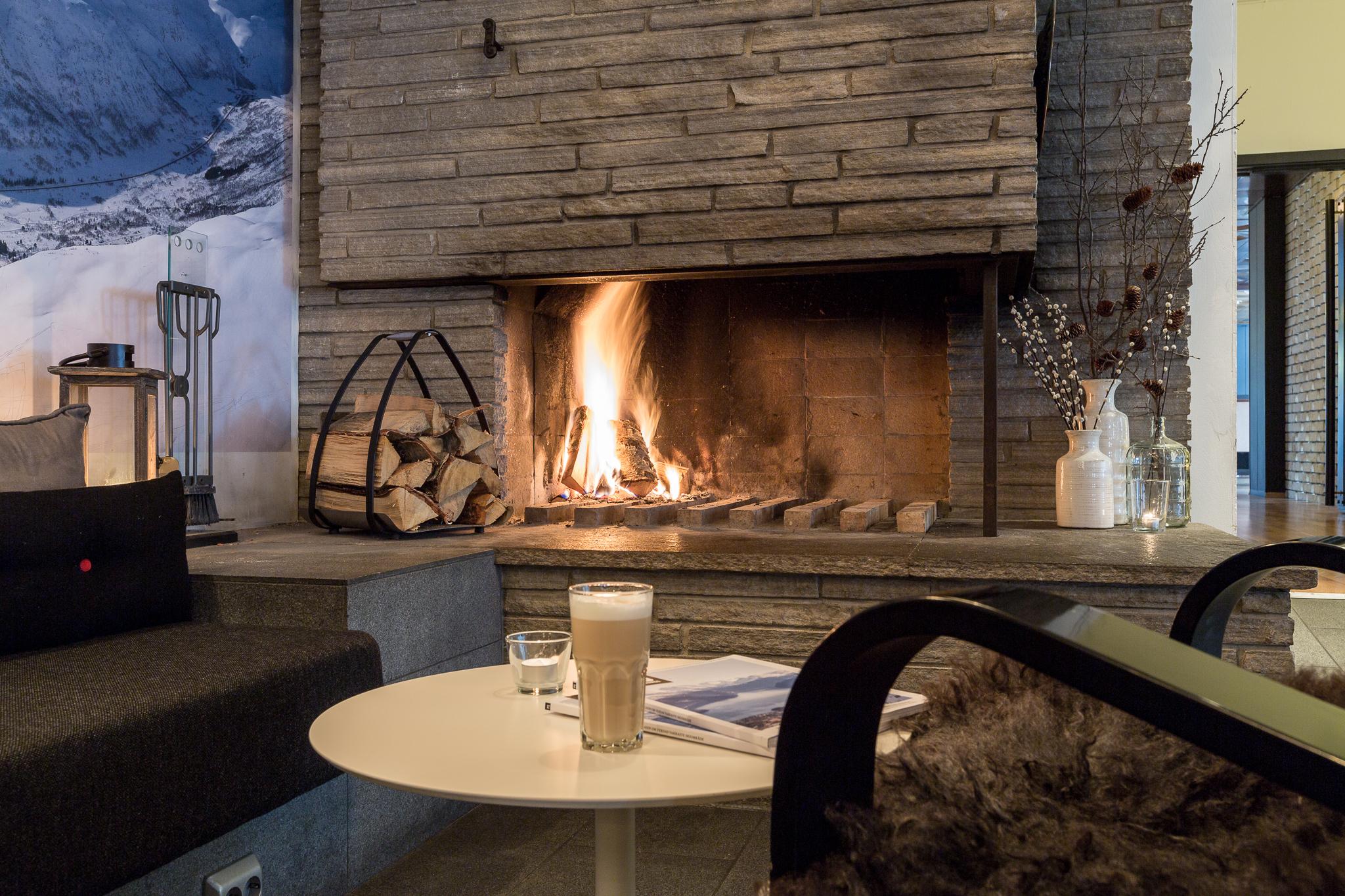 Koslig ved peisen på Stranda Hotel