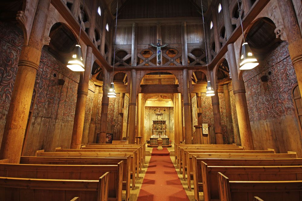 Innvendig i Heddal Stavkirke. Foto