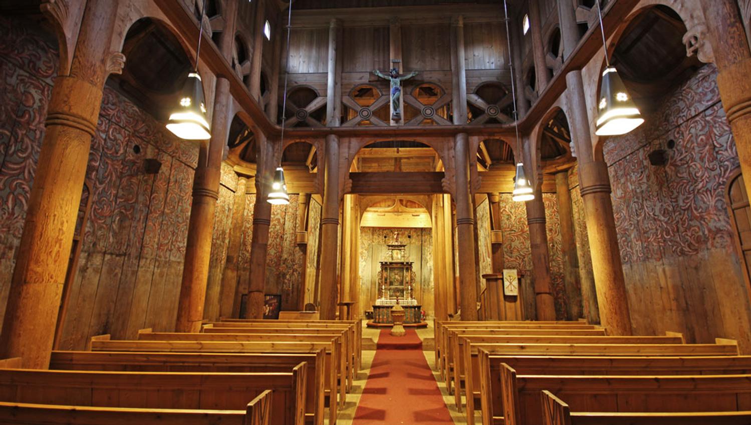 Innvendig i Heddal Stavkirke. Foto