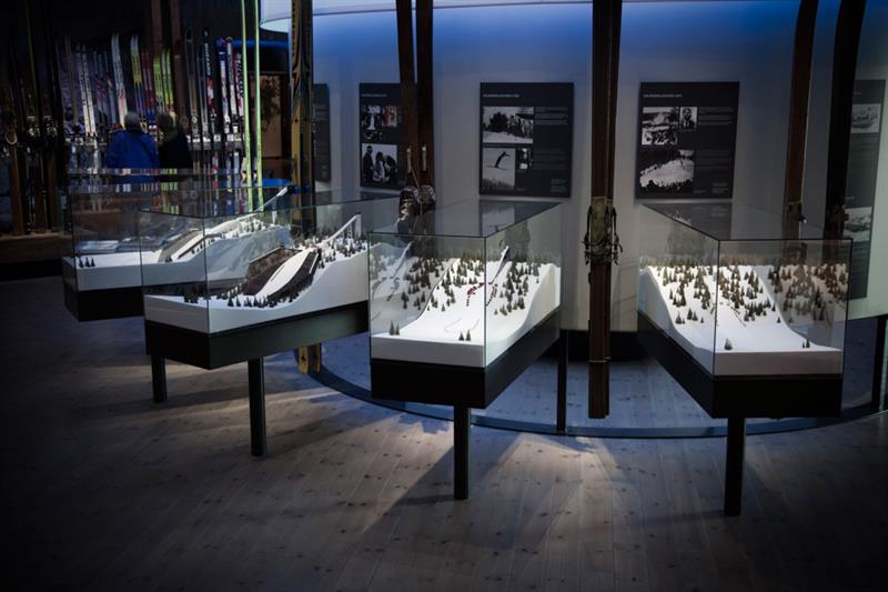 Diverse modeller av hoppbakken.