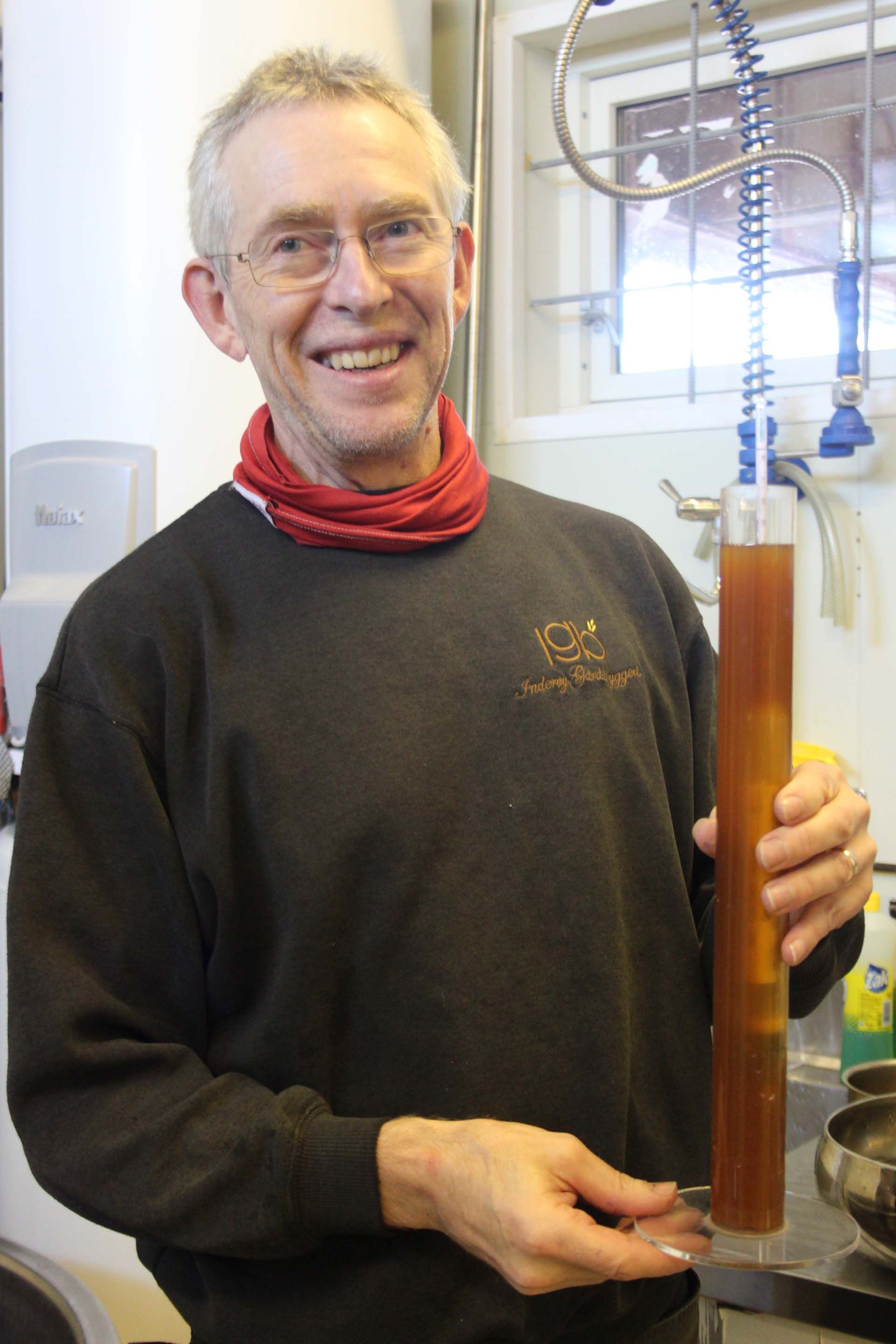 Steinar tester under bryggeriprosessen