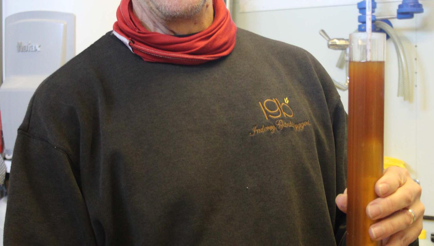 Steinar tester under bryggeriprosessen