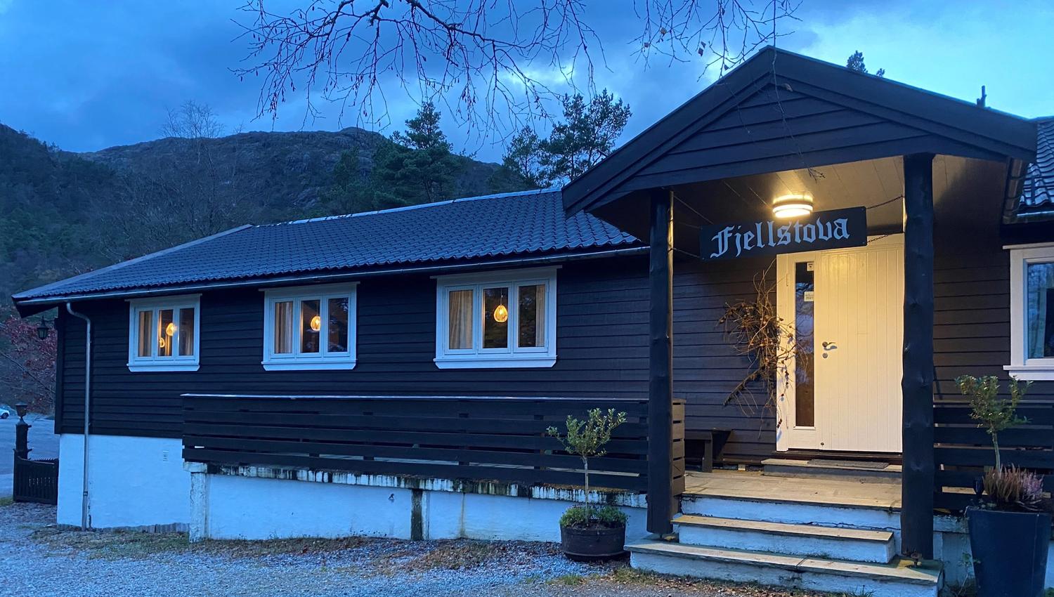 Fjellstova ligg på Stord - på veg opp mot Kattnakken. Stor parkeringsplass like ved.