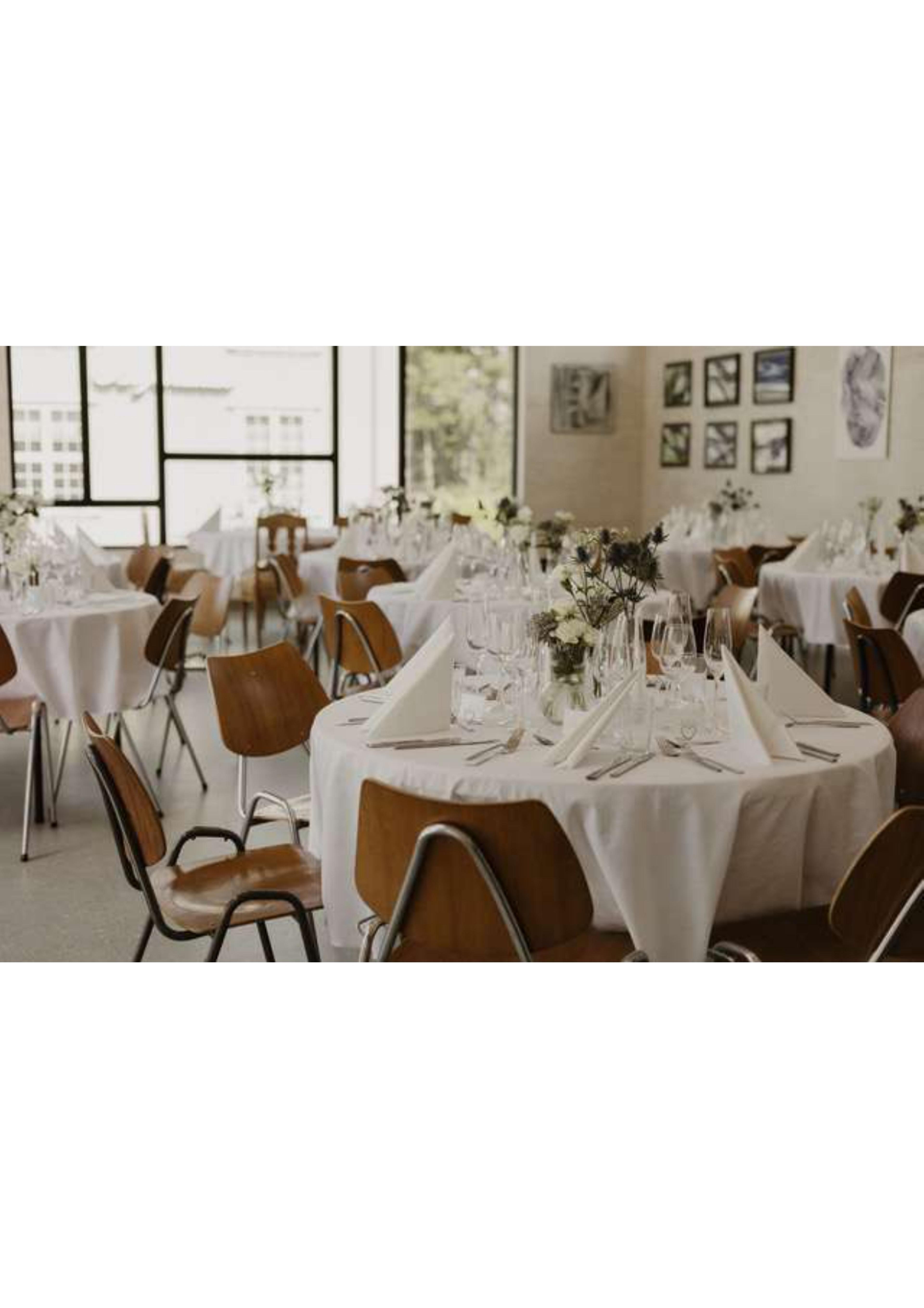 pyntet runde bordd med blomster og servietter