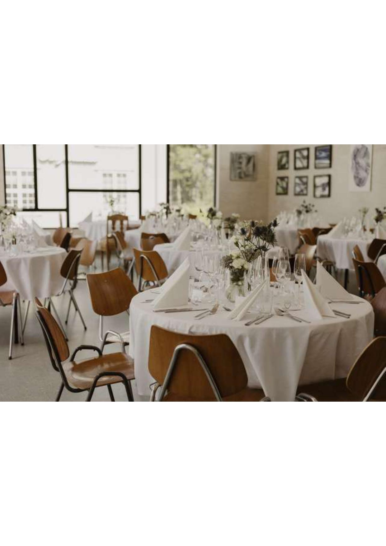 pyntet runde bordd med blomster og servietter