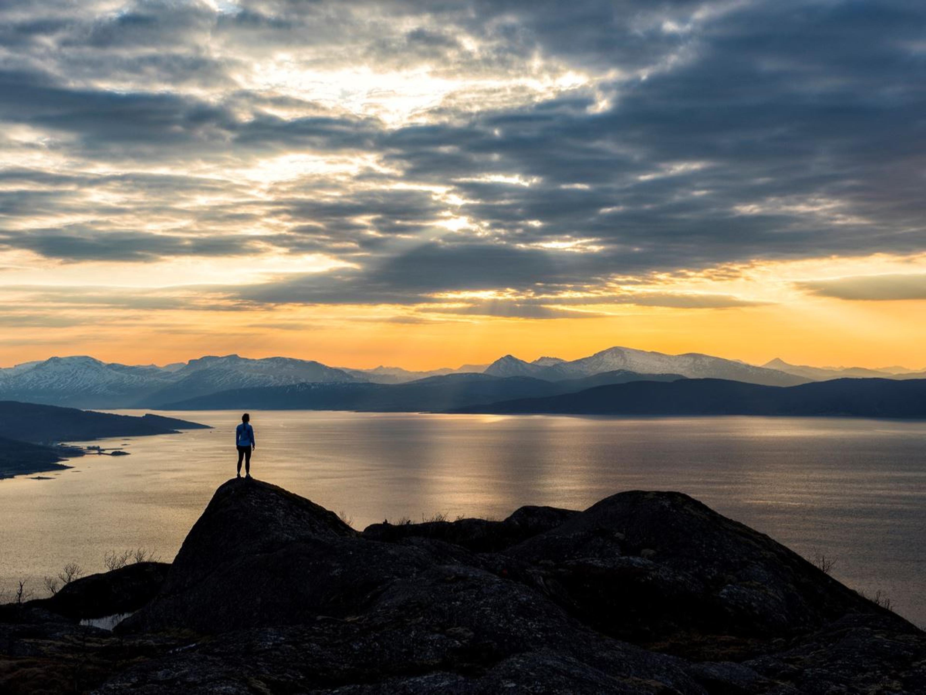 NARVIK: Fjorder og midnattssol i arktisk kveldslys