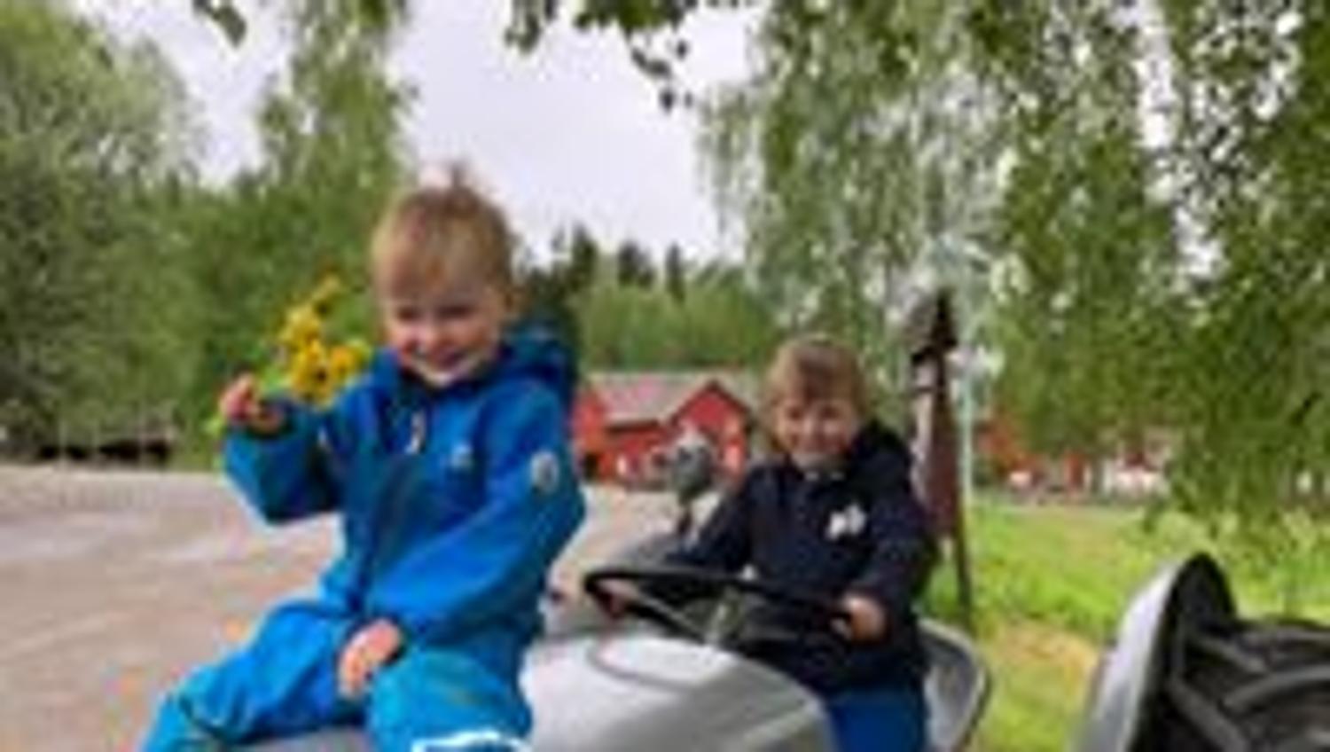 Lek på traktor