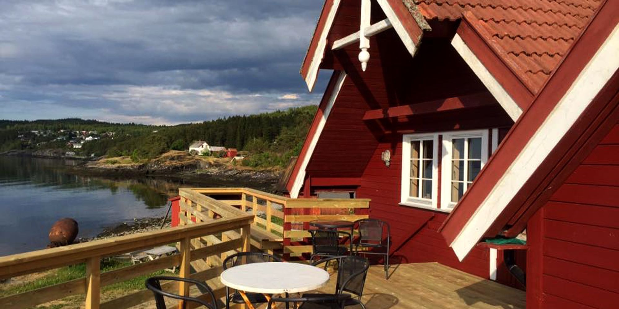 Large outdoor seating area at Kjerknesvågen pier