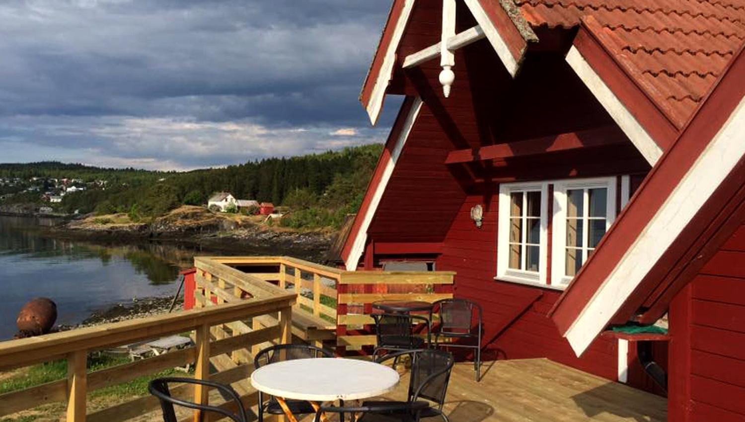 Large outdoor seating area at Kjerknesvågen pier