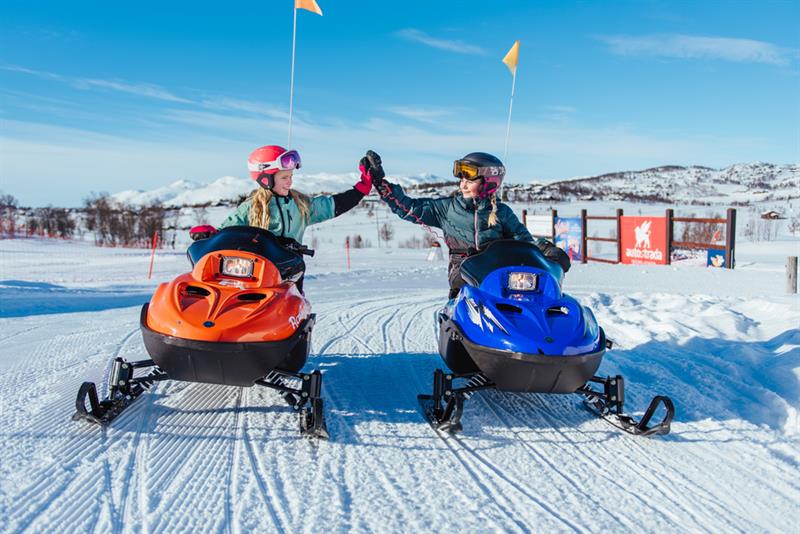 jenter som kjører snøscooter