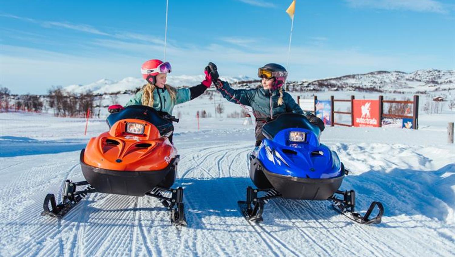 jenter som kjører snøscooter