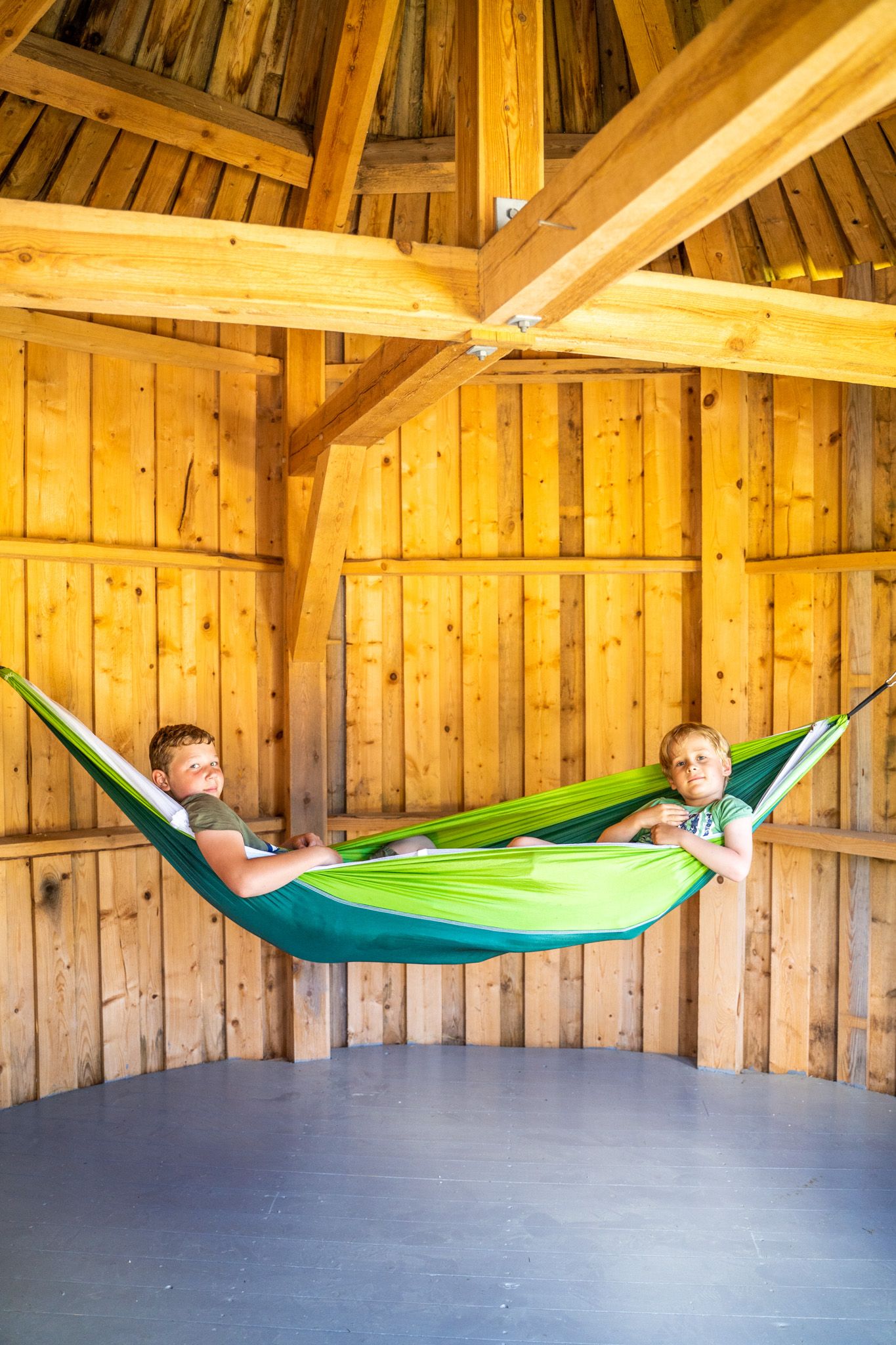 gutter i hengekøye i en hytte