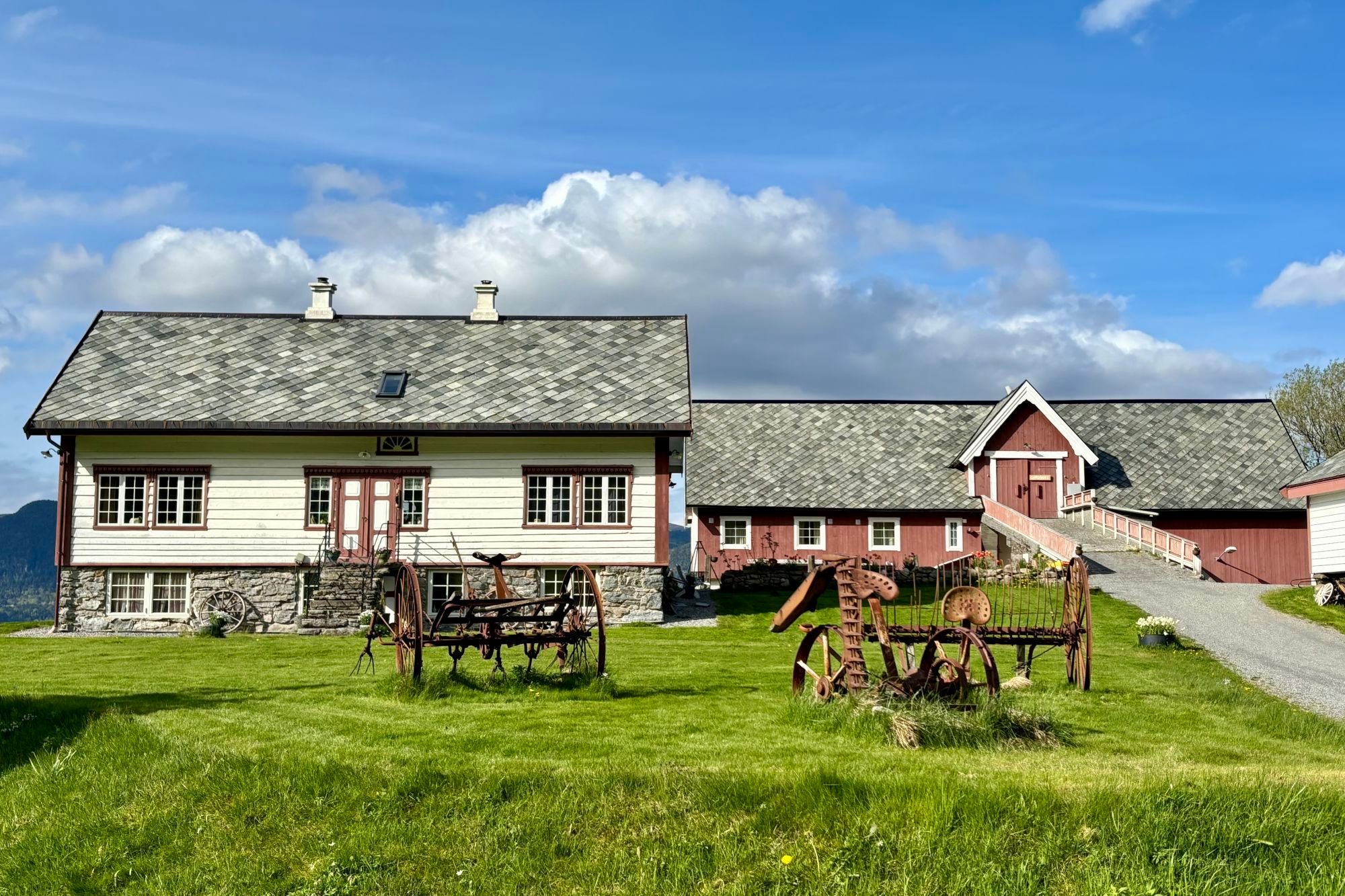 Se eldre gårdsutstyr utstilt på gården