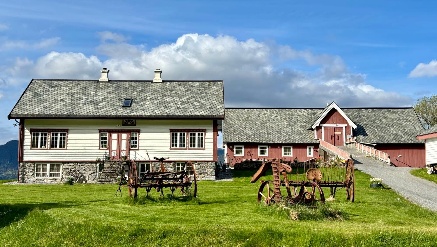 Se eldre gårdsutstyr utstilt på gården