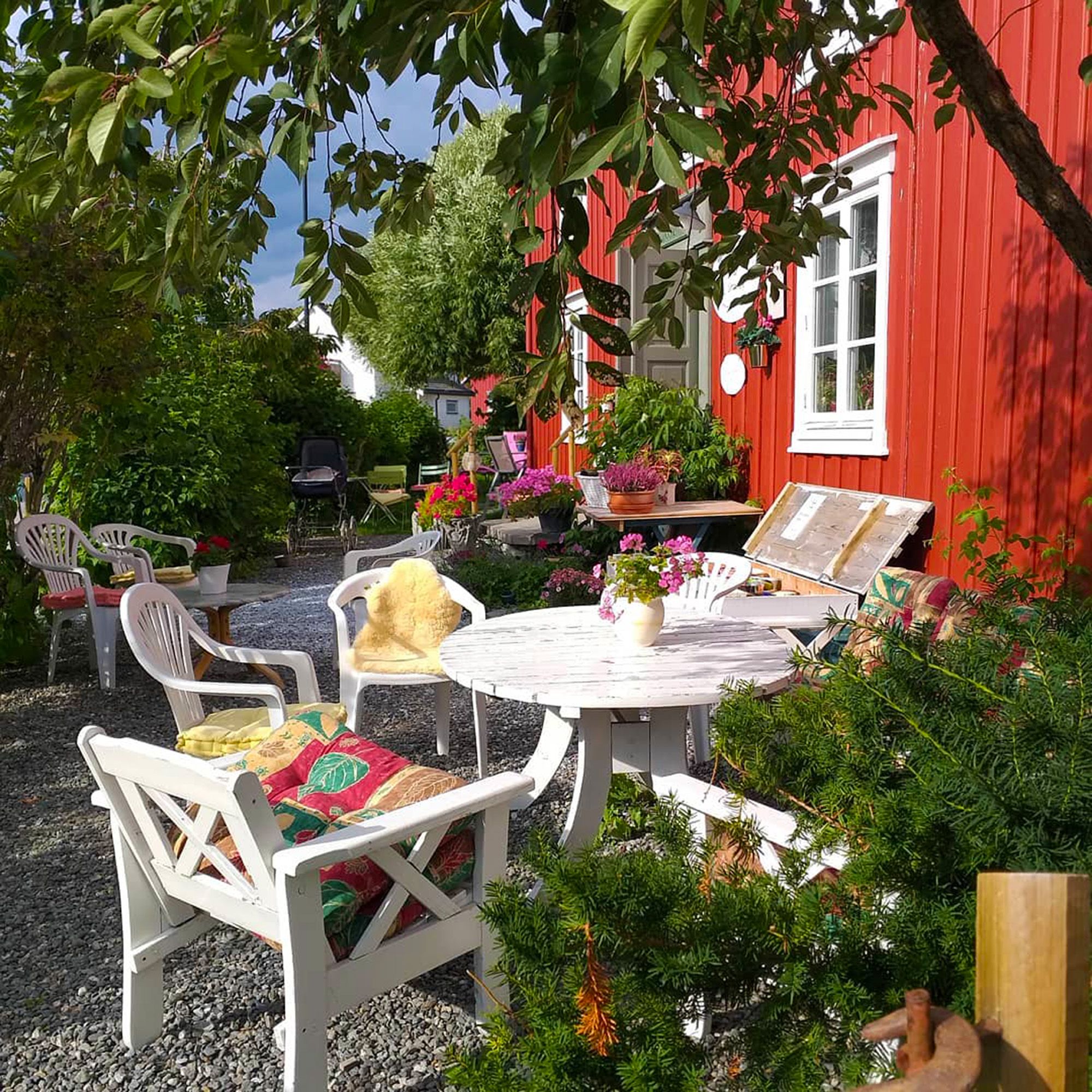 Sittegrupper i hagen når været er pent