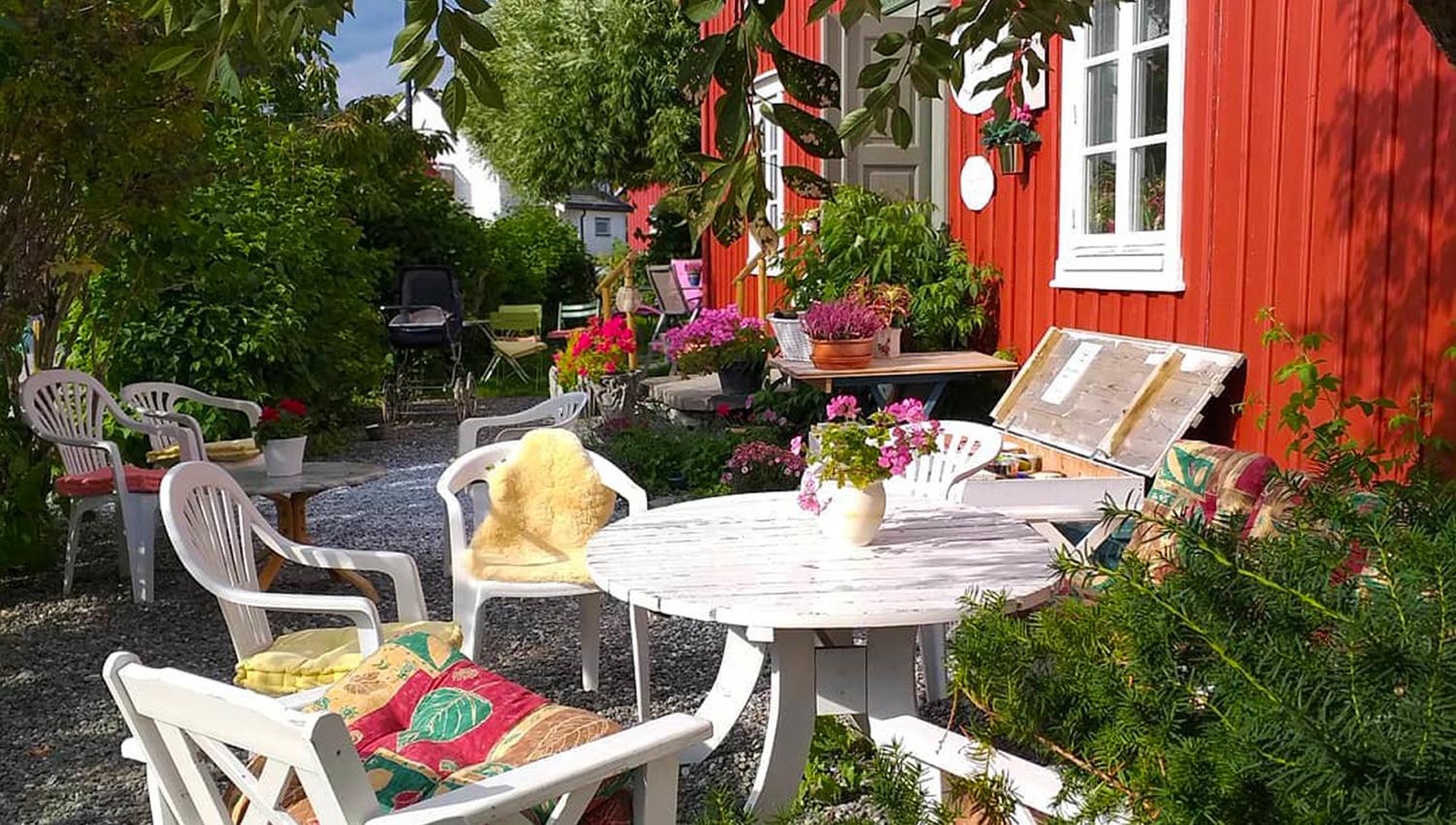 Sittegrupper i hagen når været er pent