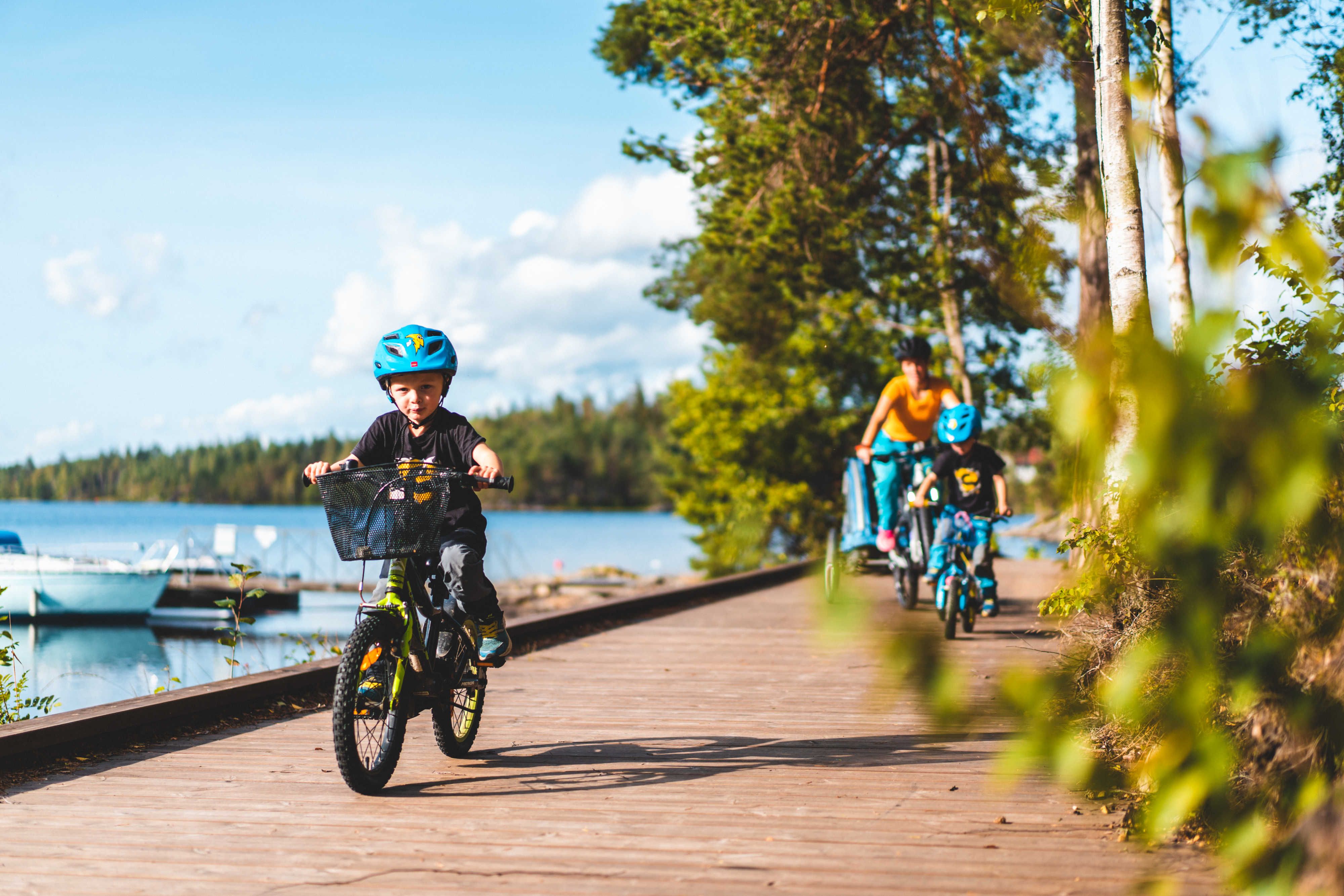 Cycling by Tangen, Ørje