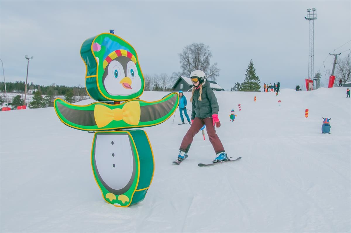 Alpinbarnebakke med figur