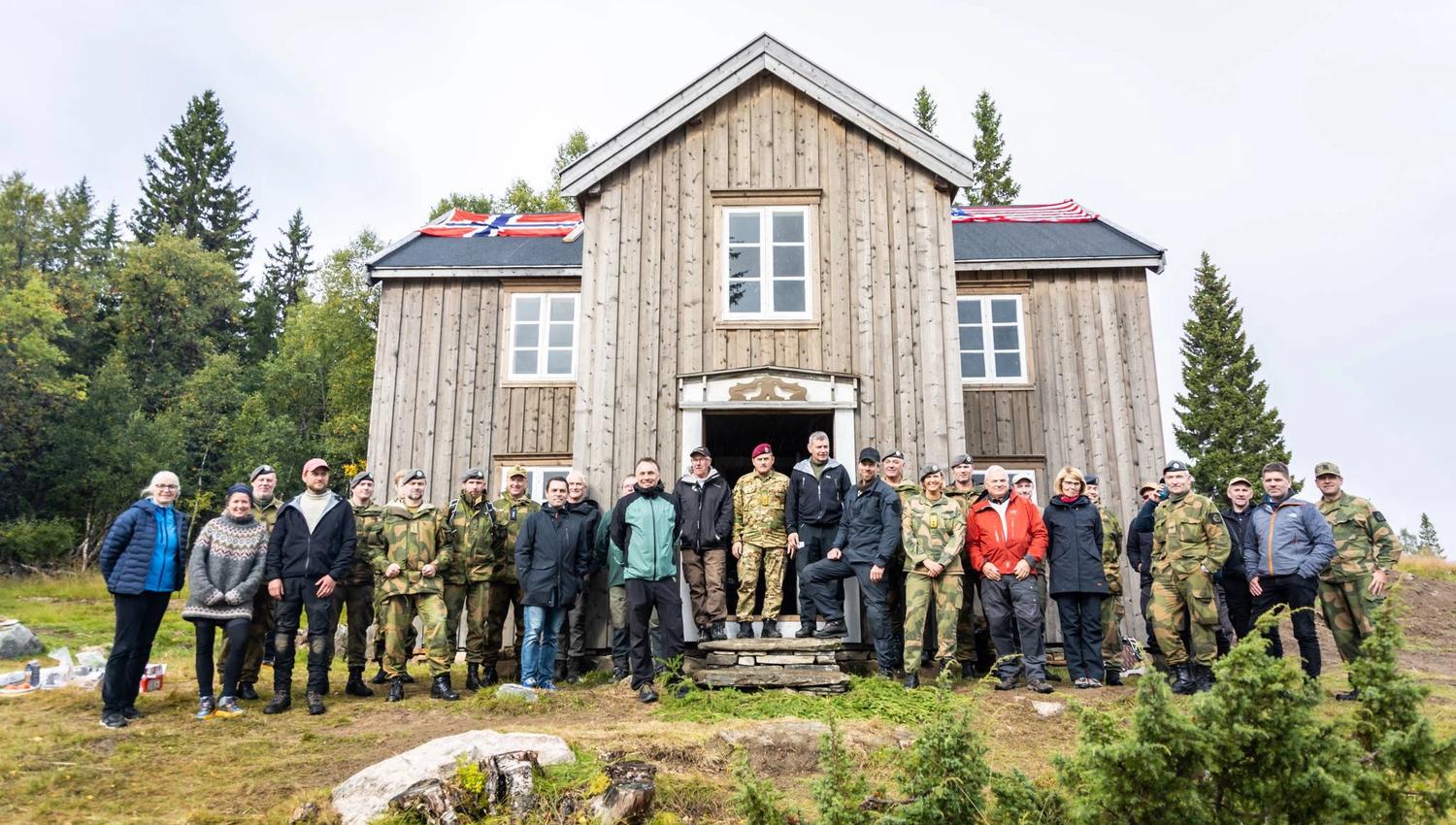Noen av de som har vært involert i restaureringen av Gjefsjø fjellgård