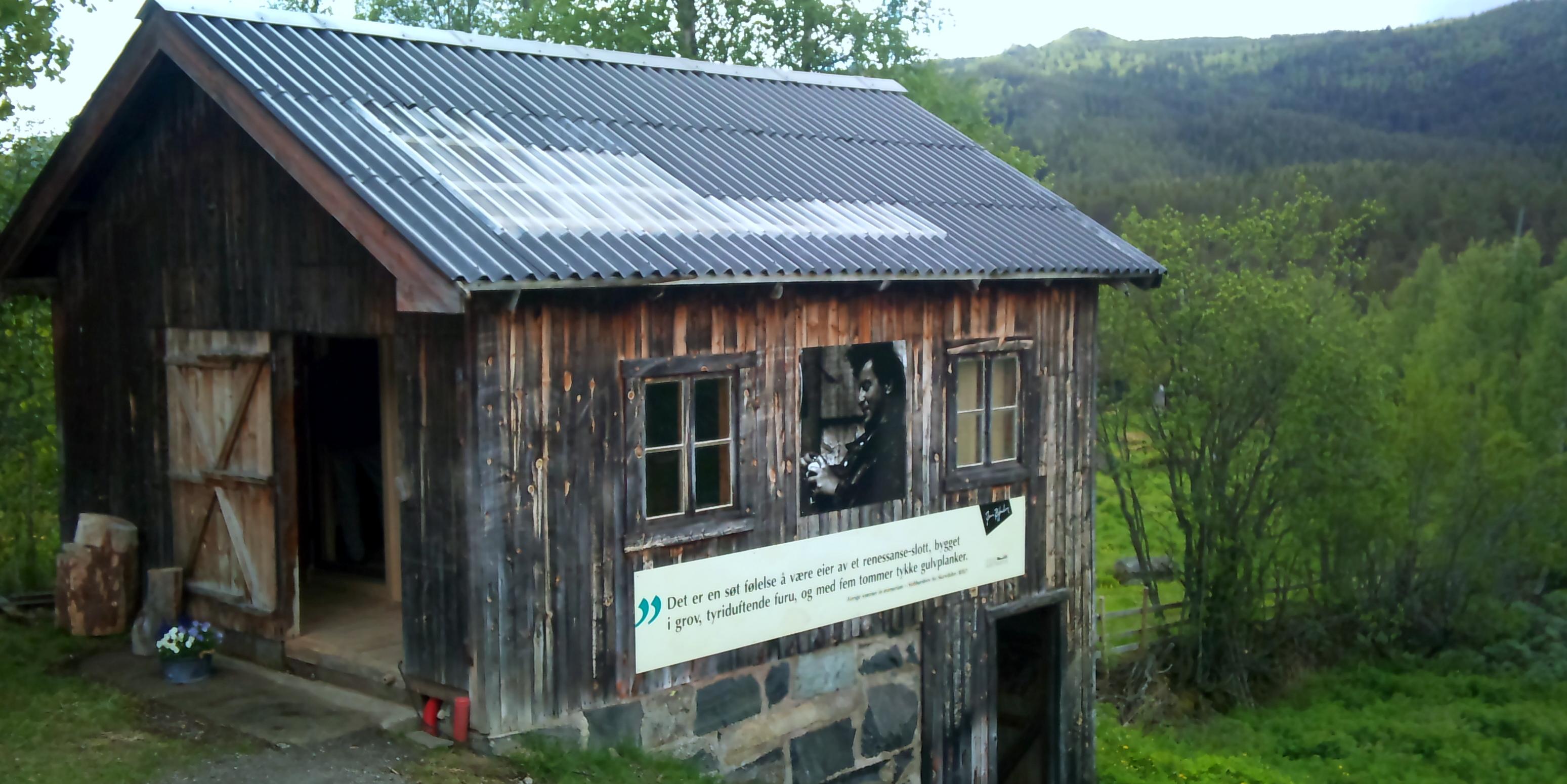 Bjørnebokunst i uthuset