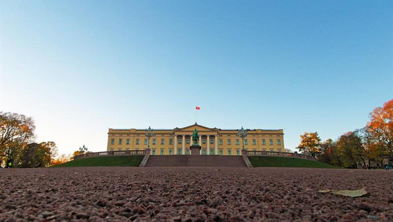 Slottet om dagen sett fra froskeperspektiv.