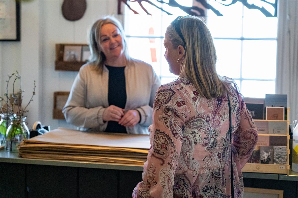 De 4 årstider, interiørbutikken på Peder Balke-senteret med lokale matvarer og blomster.