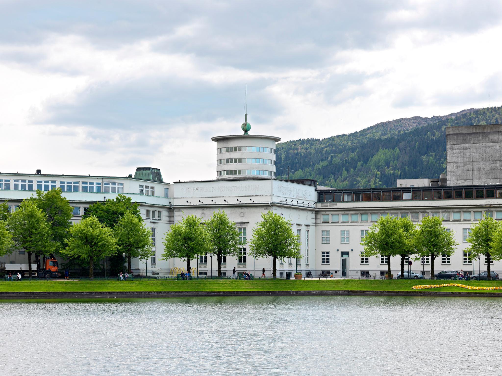 Lysverket is centrally located next to the lake Lille Lungegaardsvann