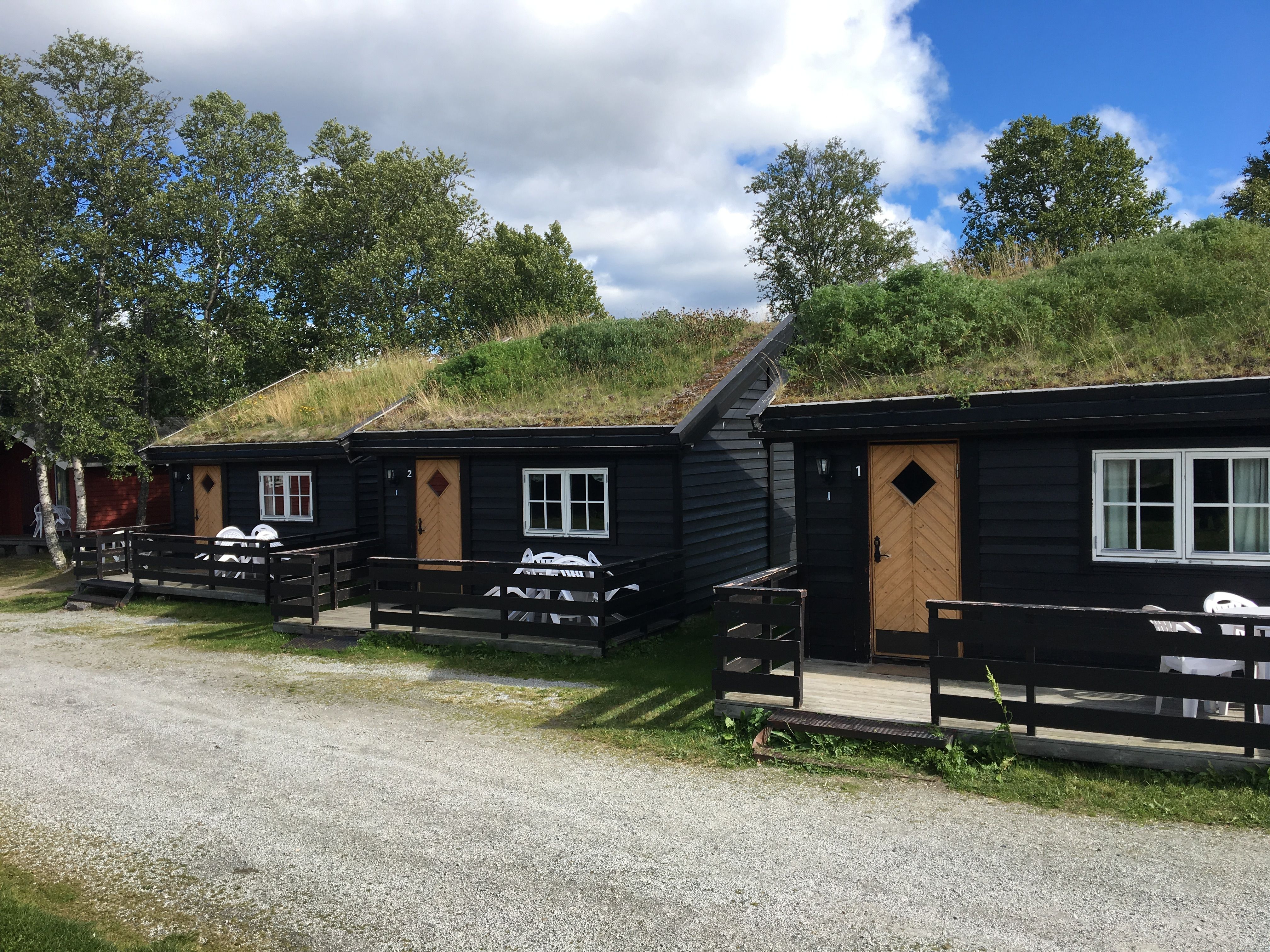 Hyggelige hytter på Øen Turistsenter i forskjellige størrelser.