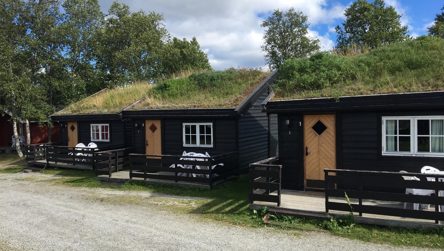 Hyggelige hytter på Øen Turistsenter i forskjellige størrelser.