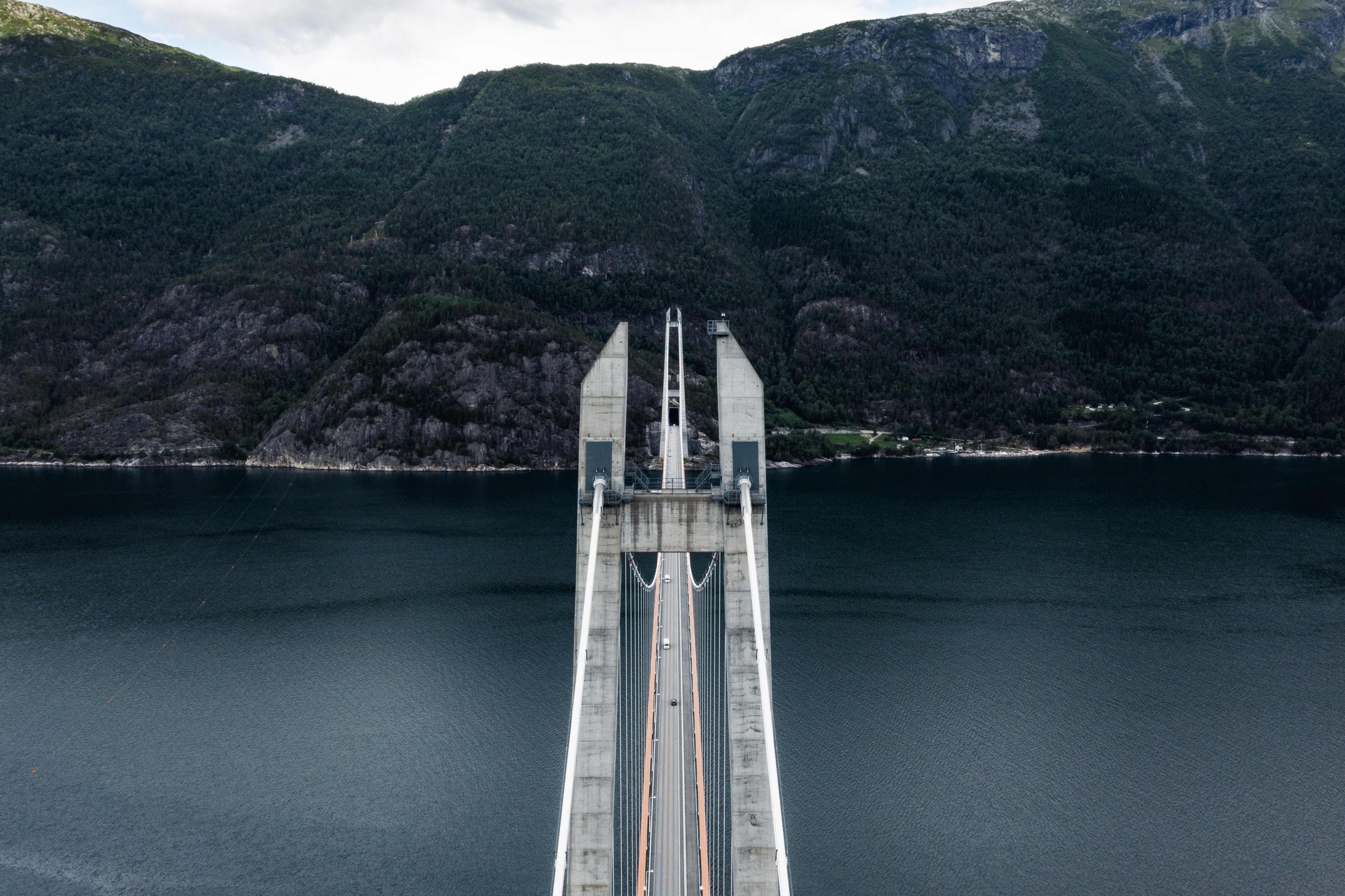 Midtstilt dronebilete av Hardangerbrua i Norge