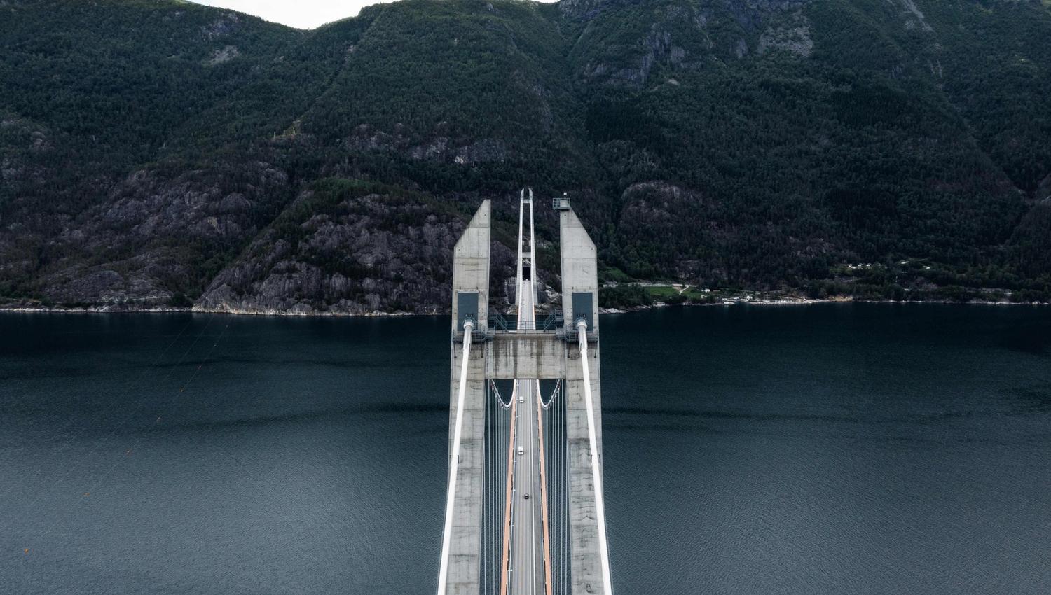 Midtstilt dronebilete av Hardangerbrua i Norge
