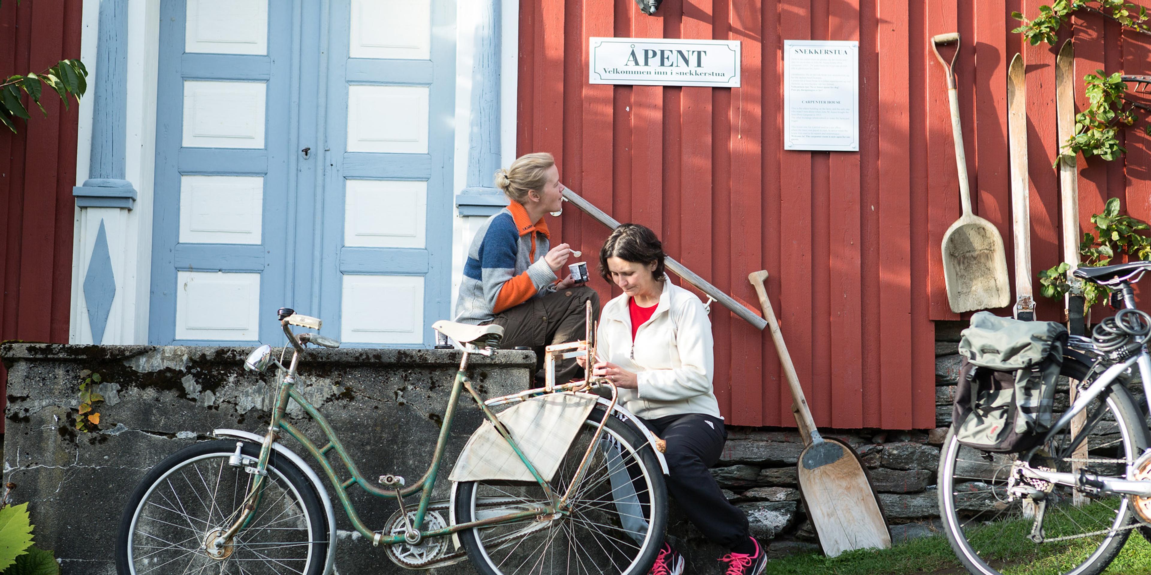 Inderøy Gangstad Foto WilLee-Wright Syklister tar en pause i gårdstunet 2x1