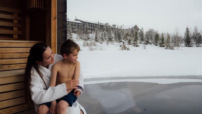 jente med gutt på flytende sauna på Gausta om vinteren