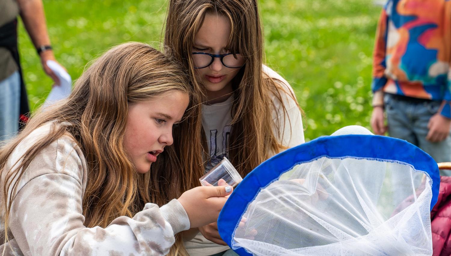 Dokkadeltaet Nasjonale Våtmarkssenter. Randsfjorden. Jenter studerer insekter.