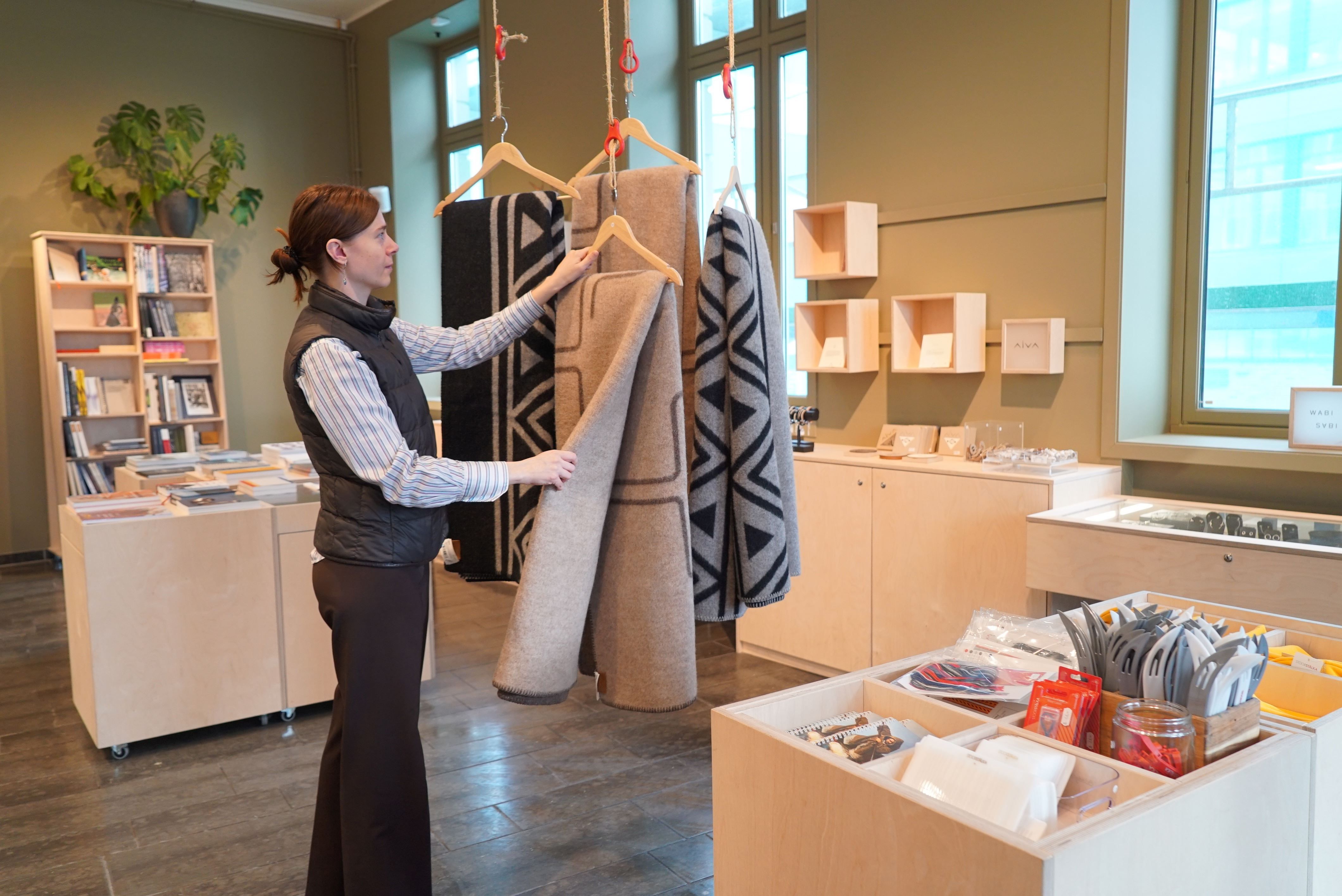 En person som ser på tepper i butikken