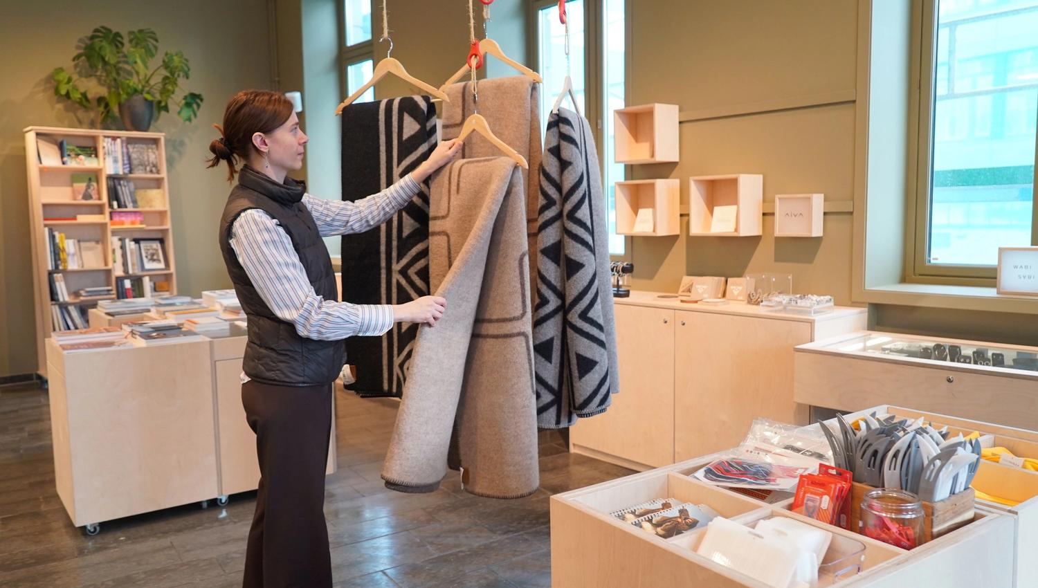 En person som ser på tepper i butikken