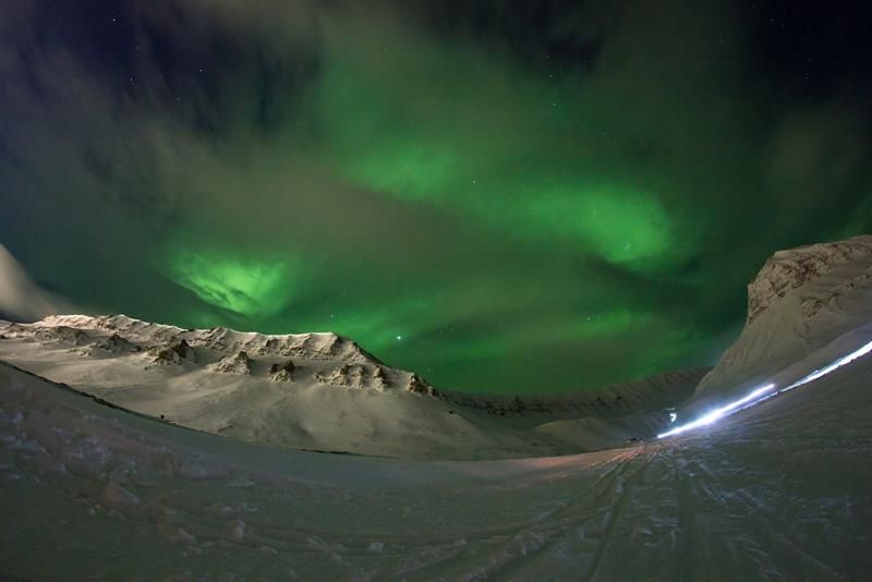 Nordlys bak skyer