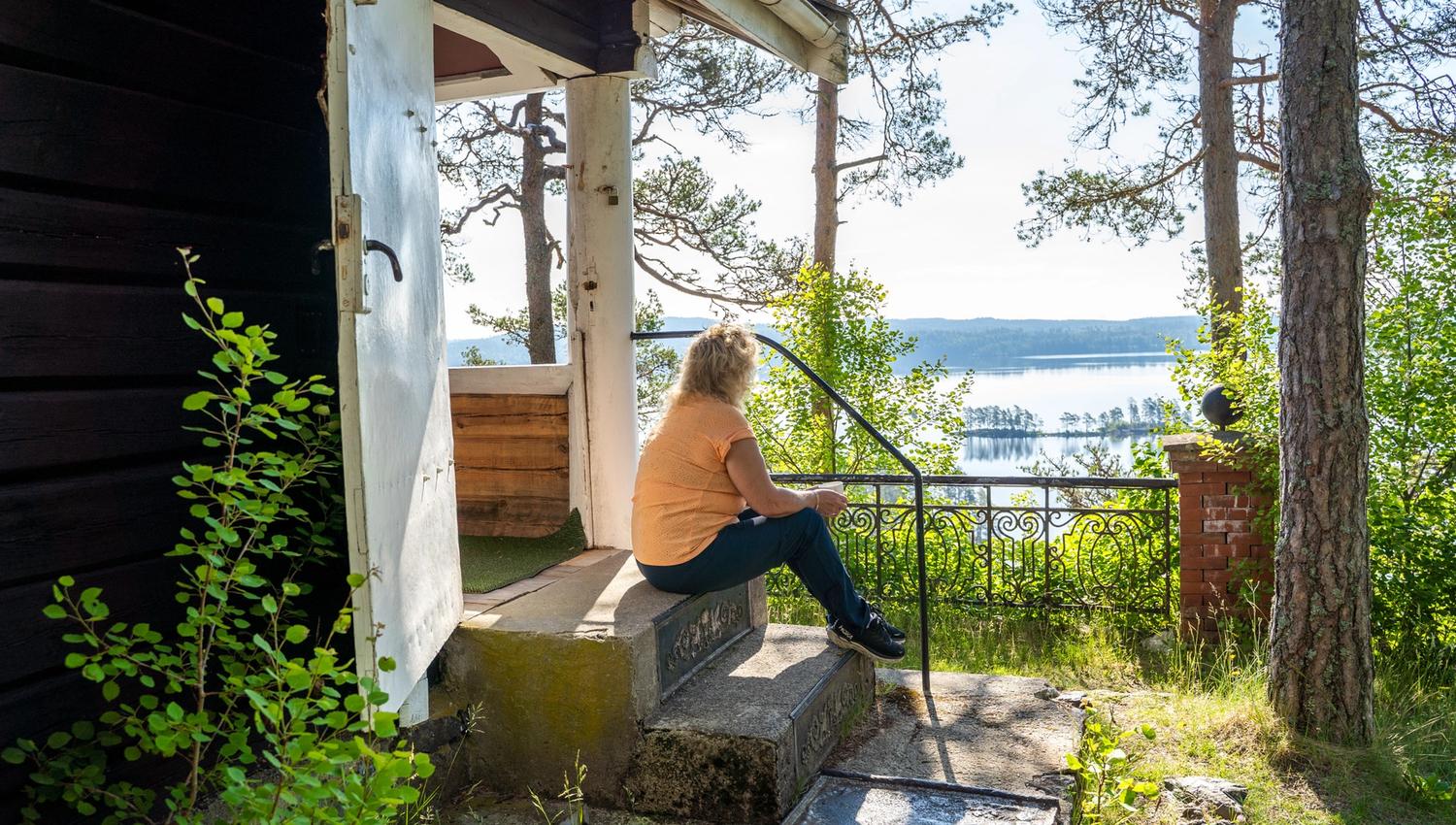 Dame sitter på trappa