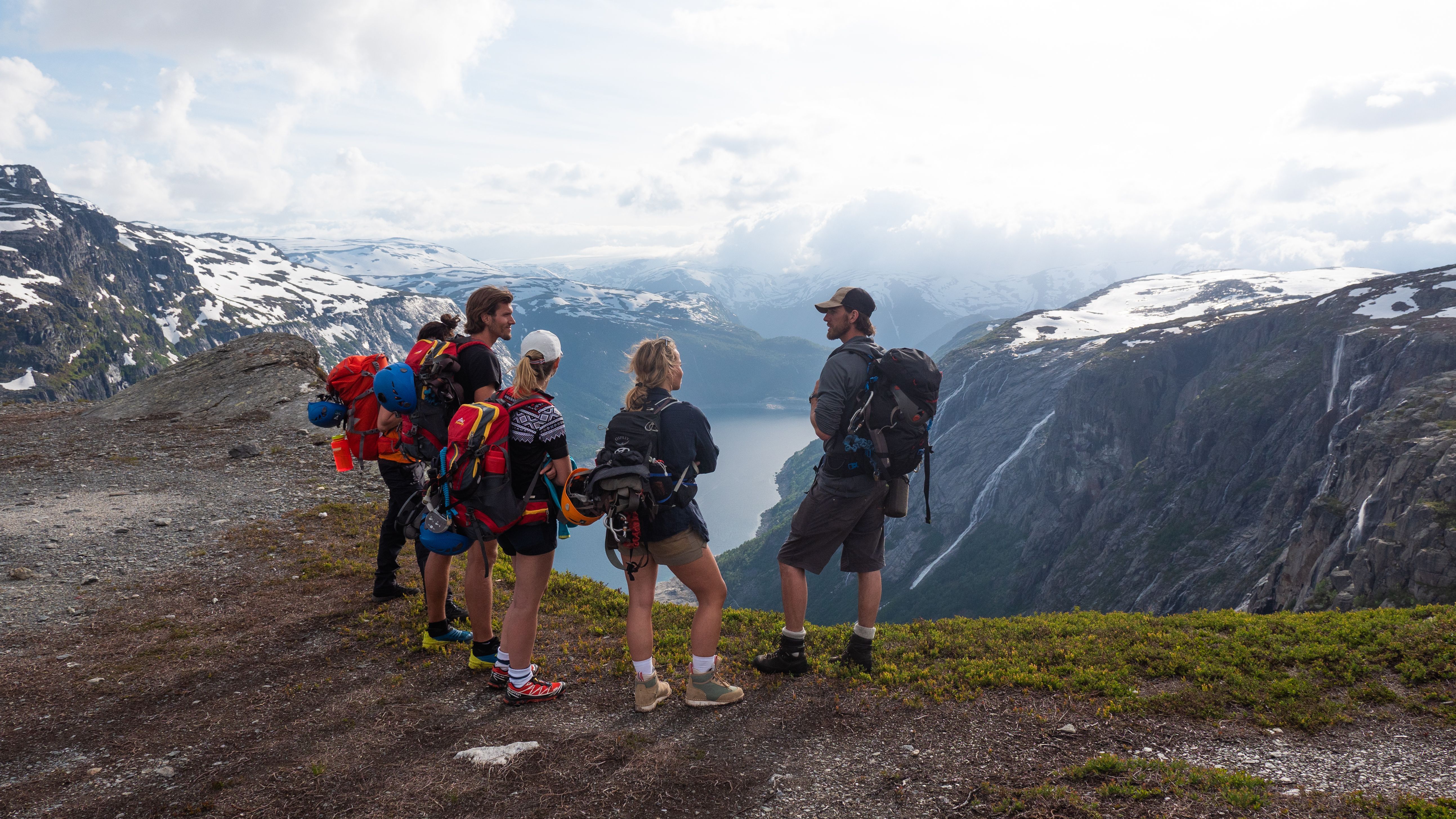 En gruppe mennesker på guidet tur til Trolltunga