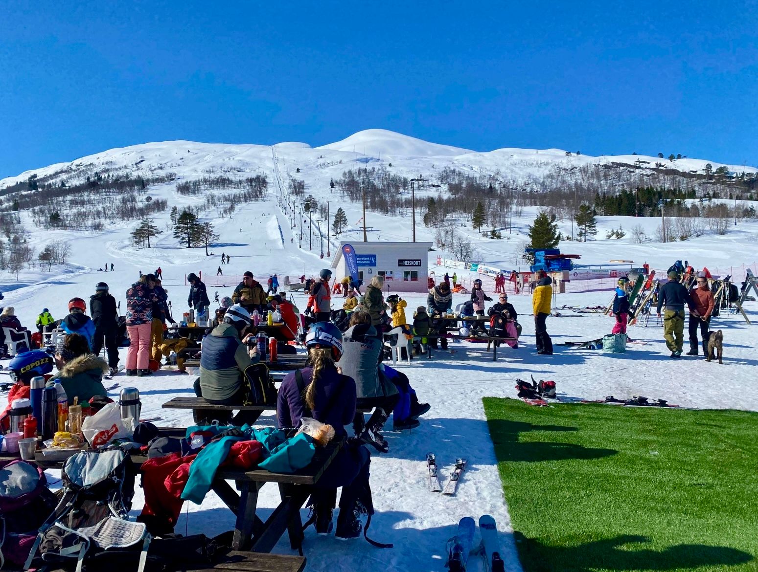 Folk koser seg mellom skiturene på anlegget hos Hornindal Skisenter.