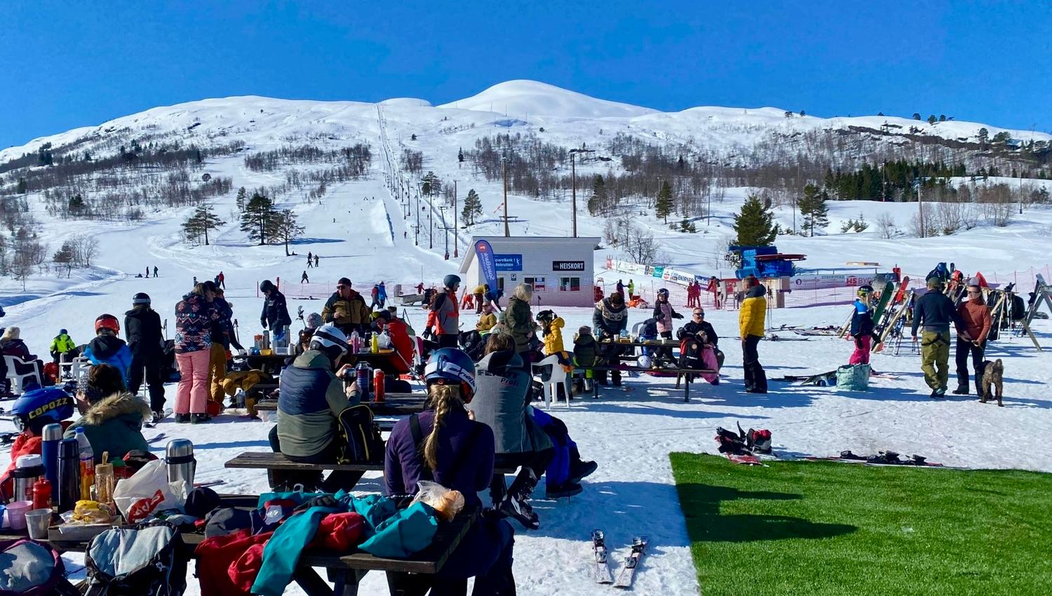 Folk koser seg mellom skiturene på anlegget hos Hornindal Skisenter.