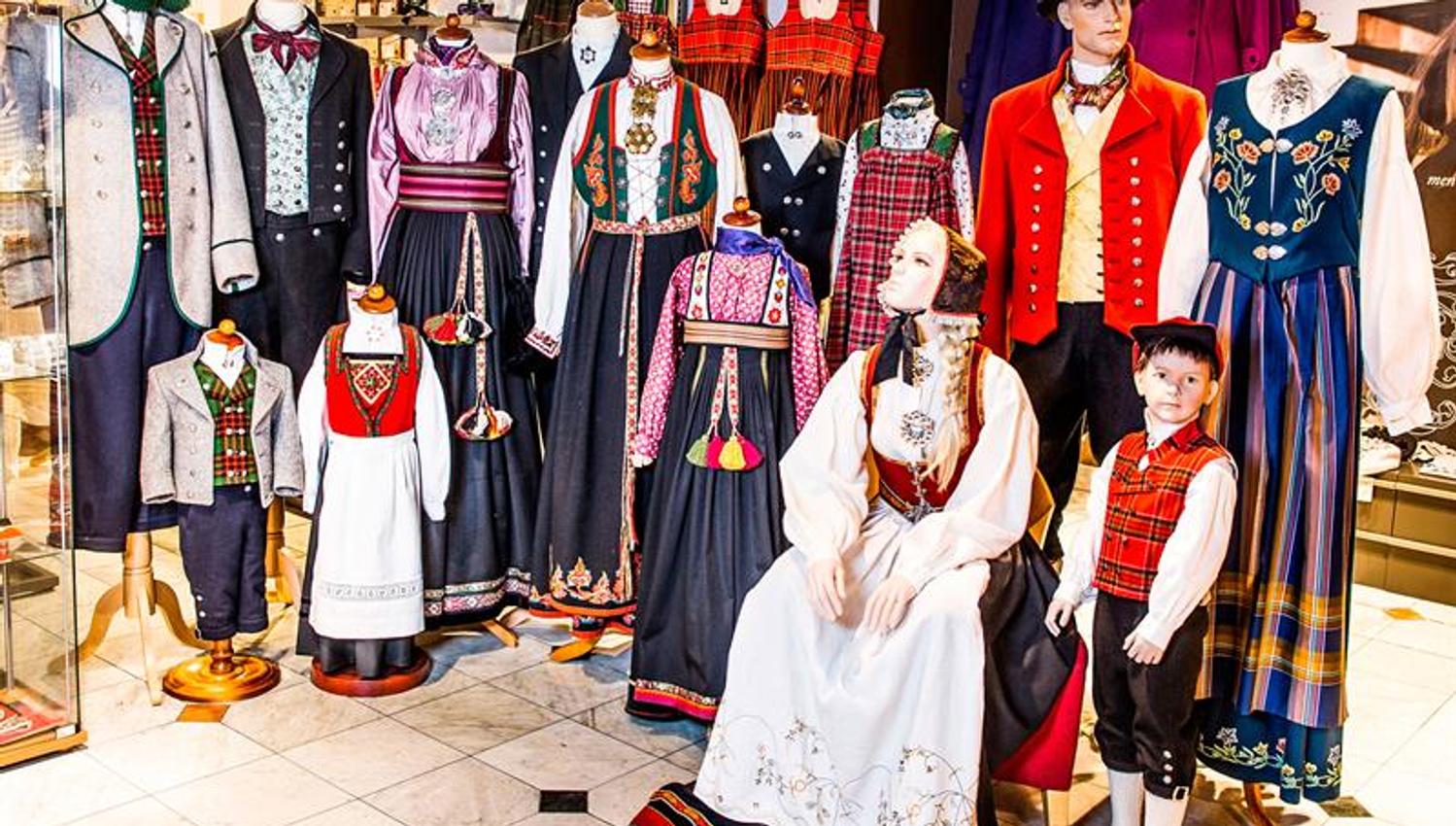 Diverse utstillingsdukker med bunader på.